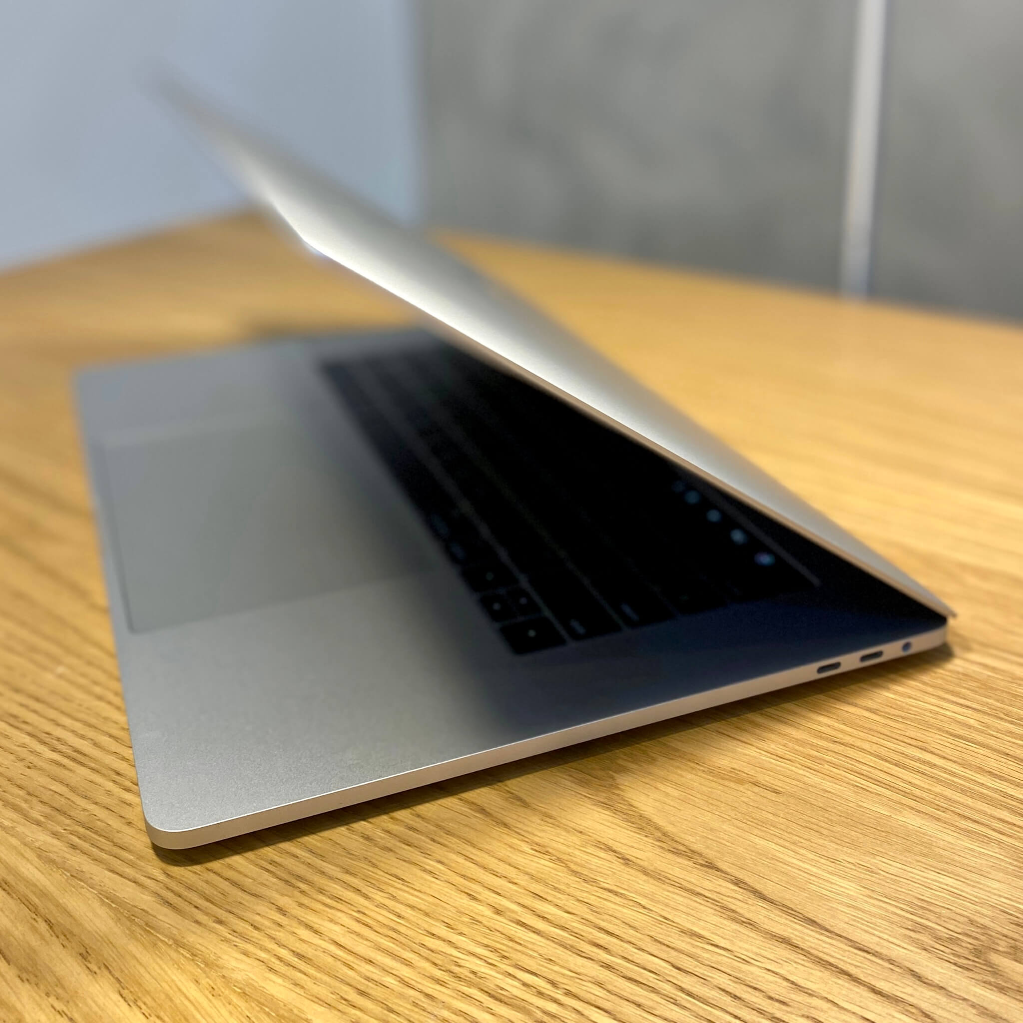 MacBook Pro 15’’ Retina Touch Bar, Silver, i9, rok 2019, 32GB RAM, 2TB SSD