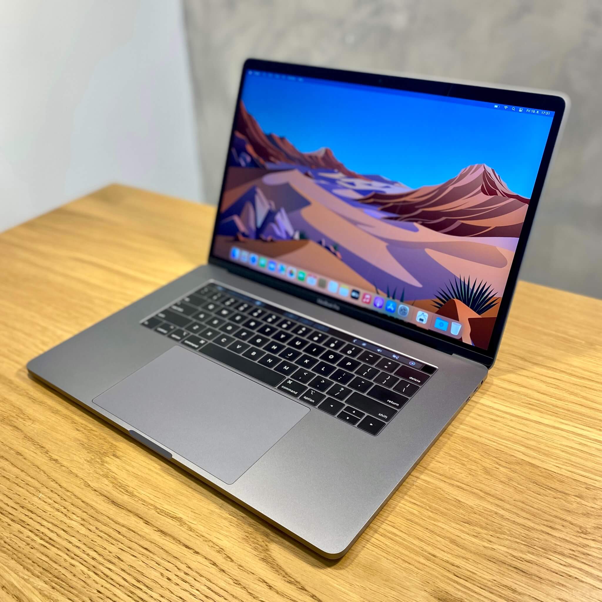 MacBook Pro 15’’ Retina Touch Bar, Space Gray, Radeon Pro Vega 16, i9, rok 2019, 32GB RAM, 2TB SSD