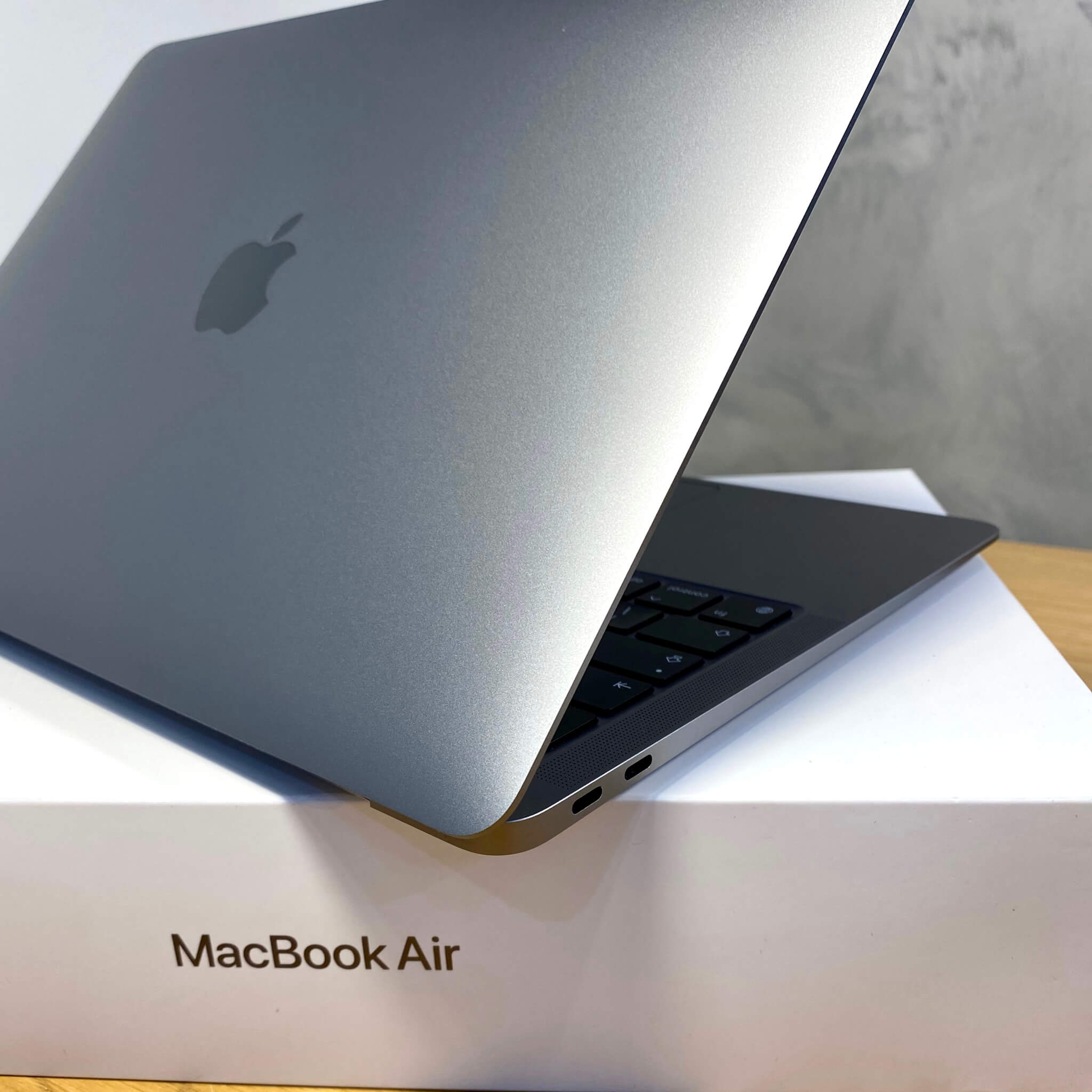 MacBook Air 13", Apple M1, Space Gray, 8GB RAM, 256GB SSD