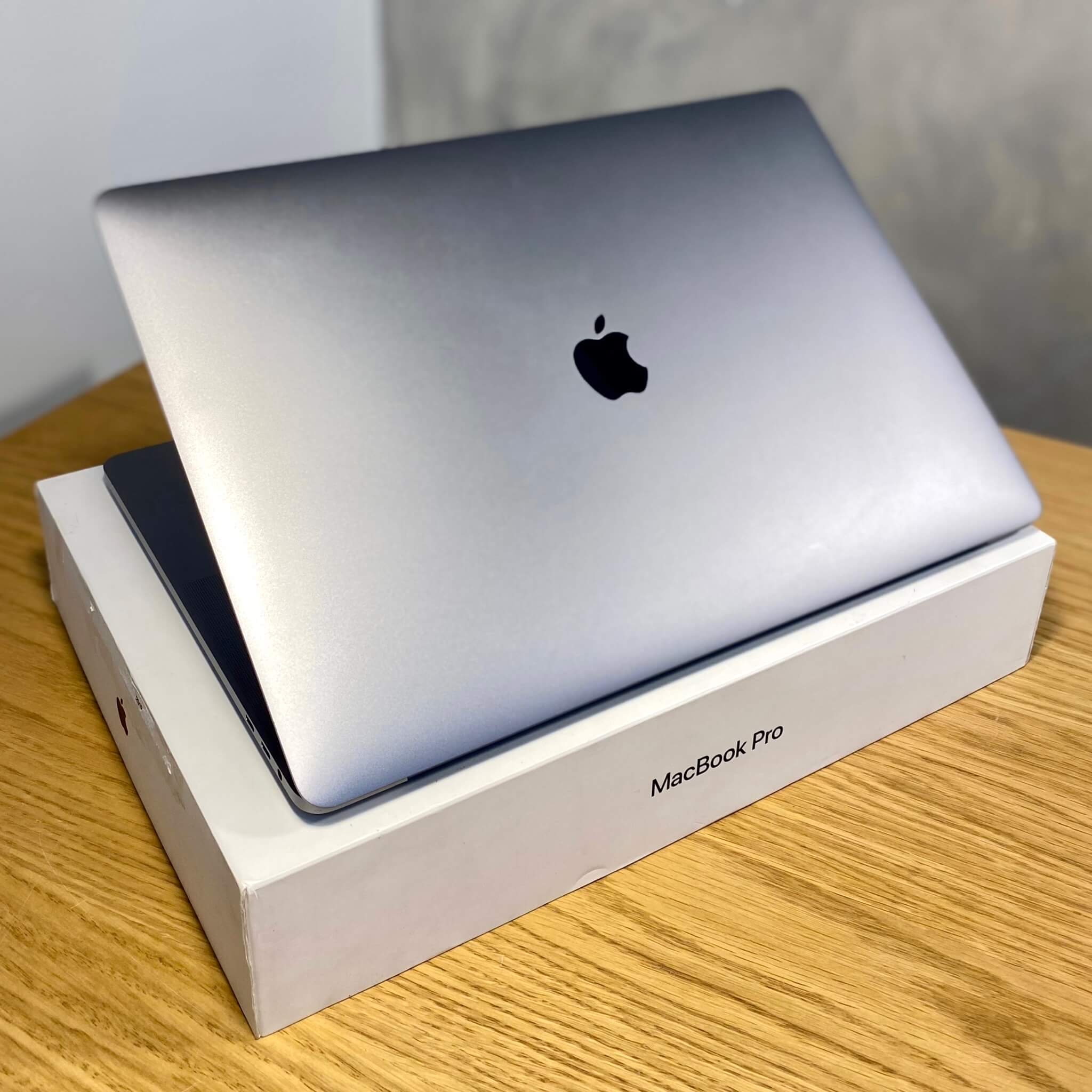 MacBook Pro 15’’ Touch Bar, Space Gray, rok 2017, i7, 16GB RAM, 256GB SSD