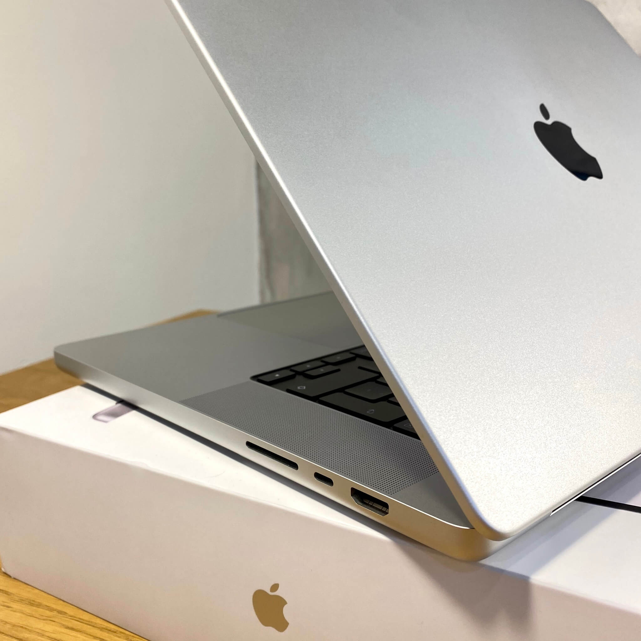MacBook Pro 16’’ Silver, M1 Pro, rok 2021, 16GB RAM, 512GB SSD