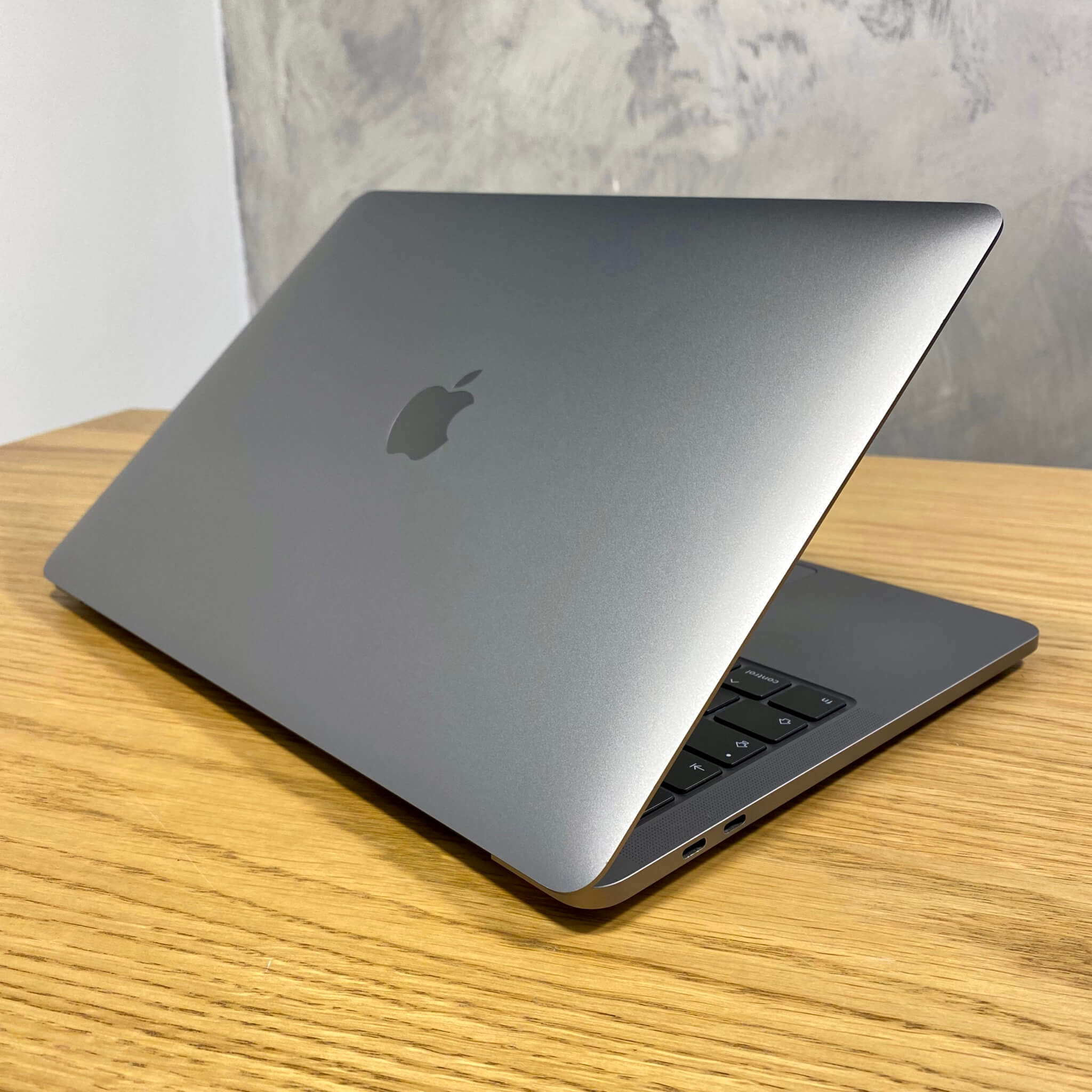 MacBook Pro 13’’ Touch Bar Space Gray, i5, rok 2020, 16GB RAM, 512GB SSD