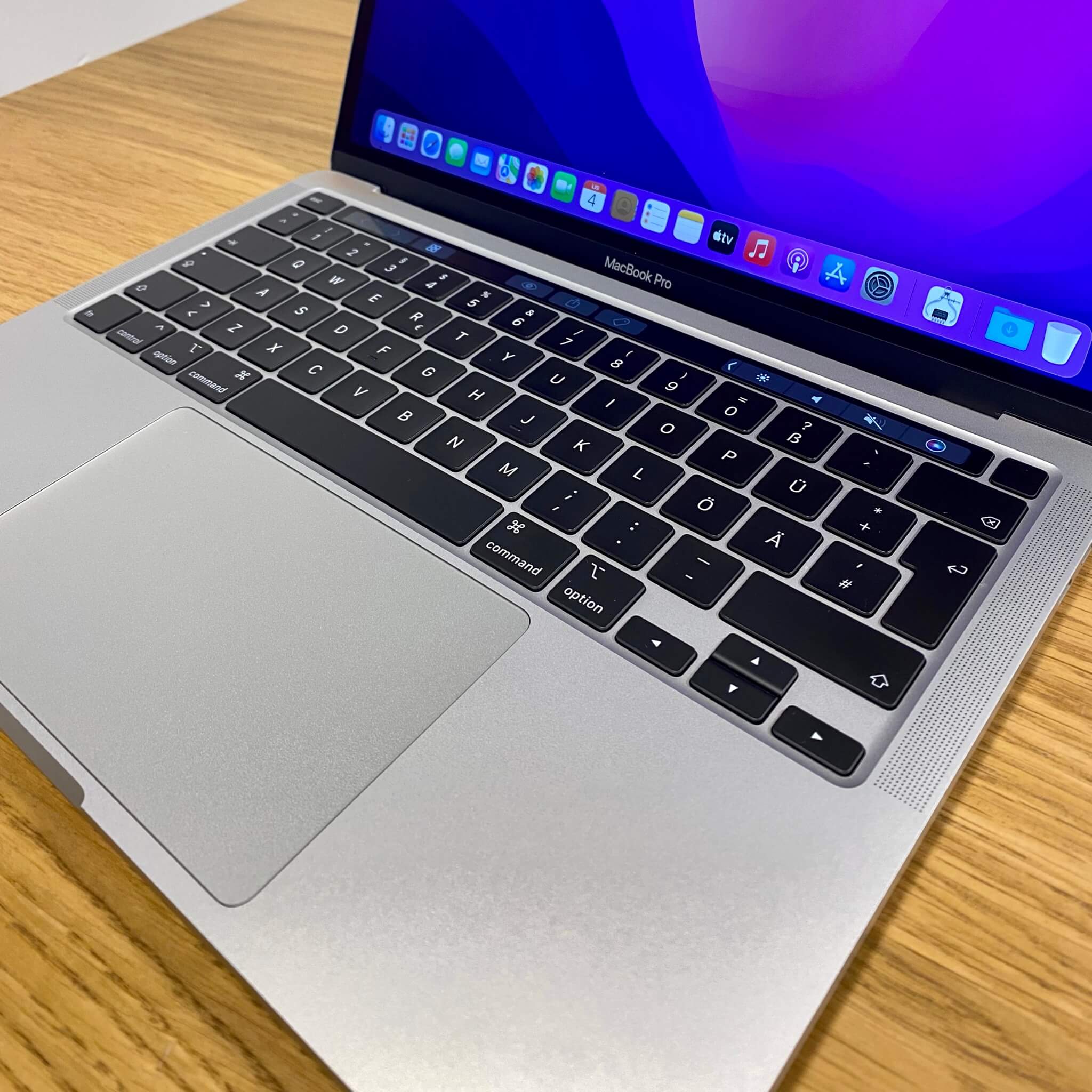 MacBook Pro 13'' Touch Bar Silver, i5, rok 2020, 16GB RAM, 1TB SSD
