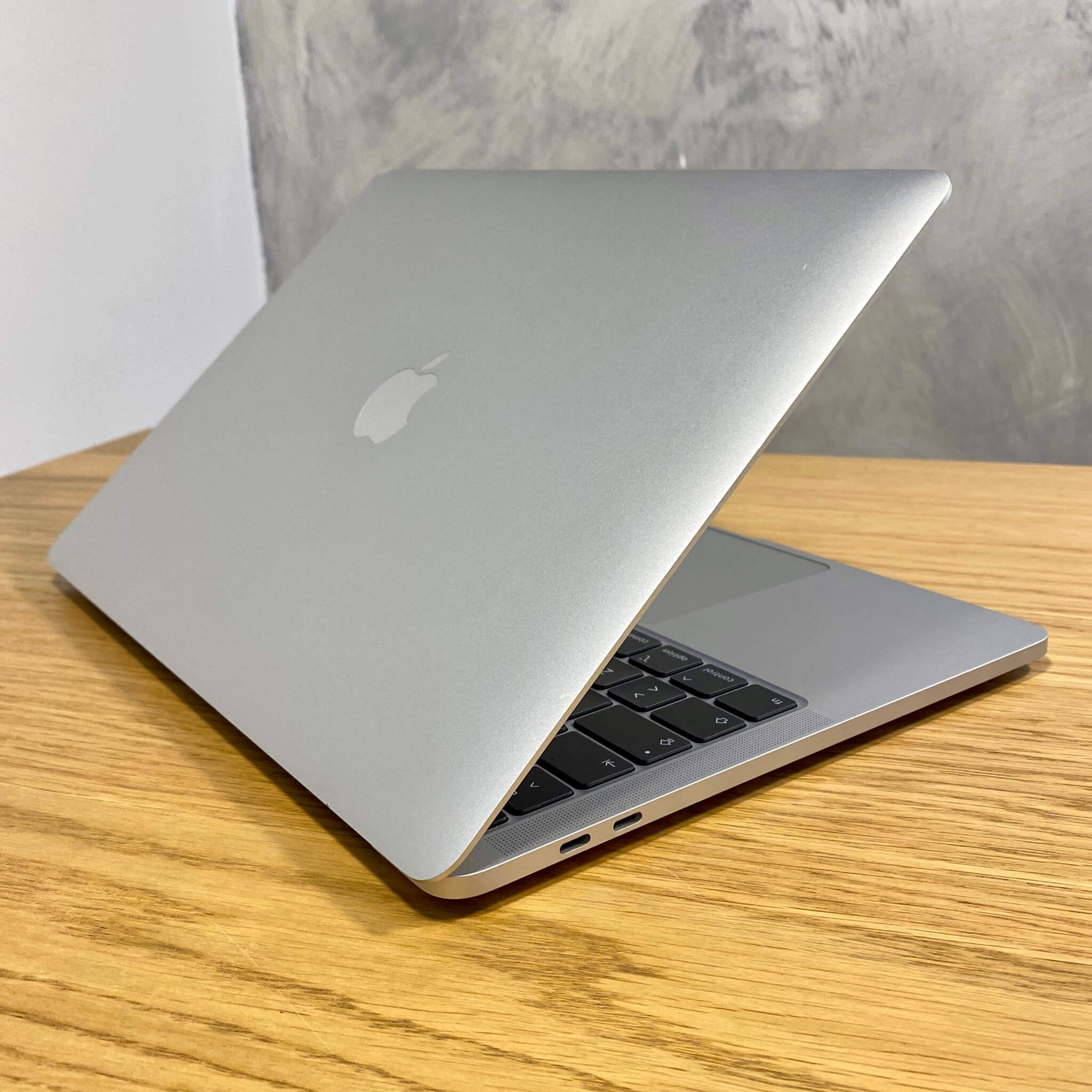 MacBook Pro 13'' Touch Bar Silver, i5, rok 2020, 16GB RAM, 1TB SSD