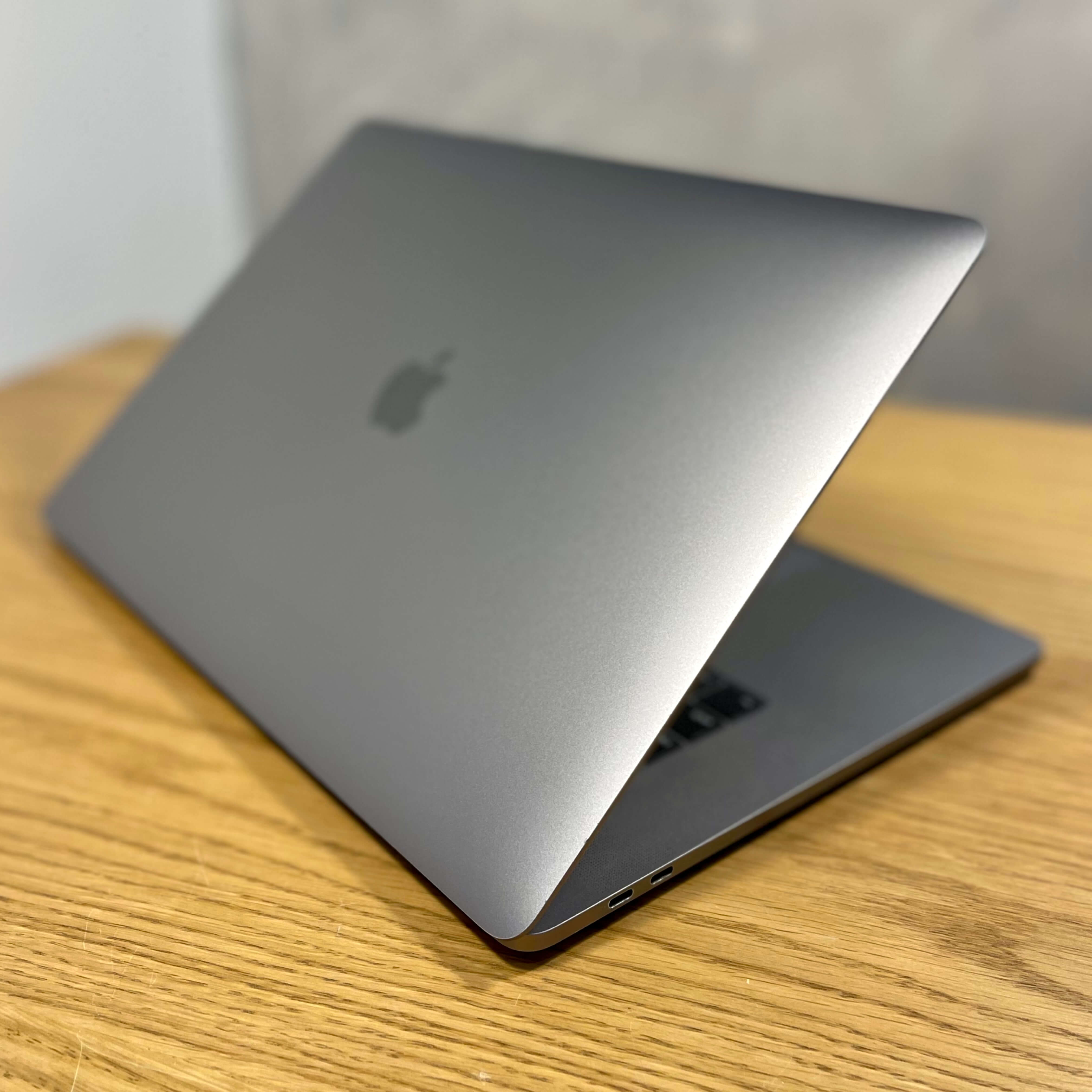 MacBook Pro Retina 15’’ Touch Bar, Space Gray, rok 2018,  i7, 16GB RAM, 512GB SSD