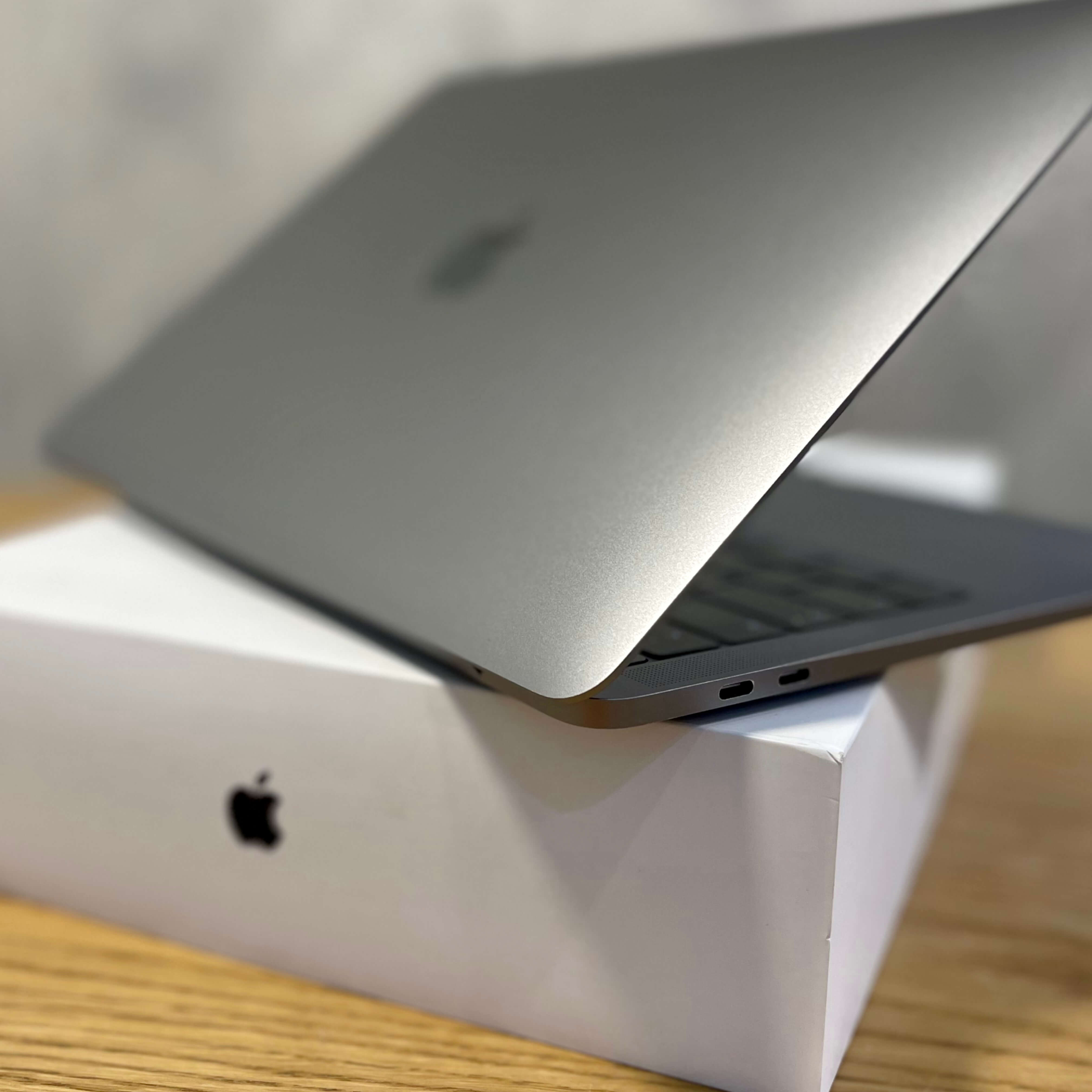 MacBook Pro 13'' Retina Touch Bar, Space Gray, i5, rok 2018, 16GB RAM, 256GB SSD