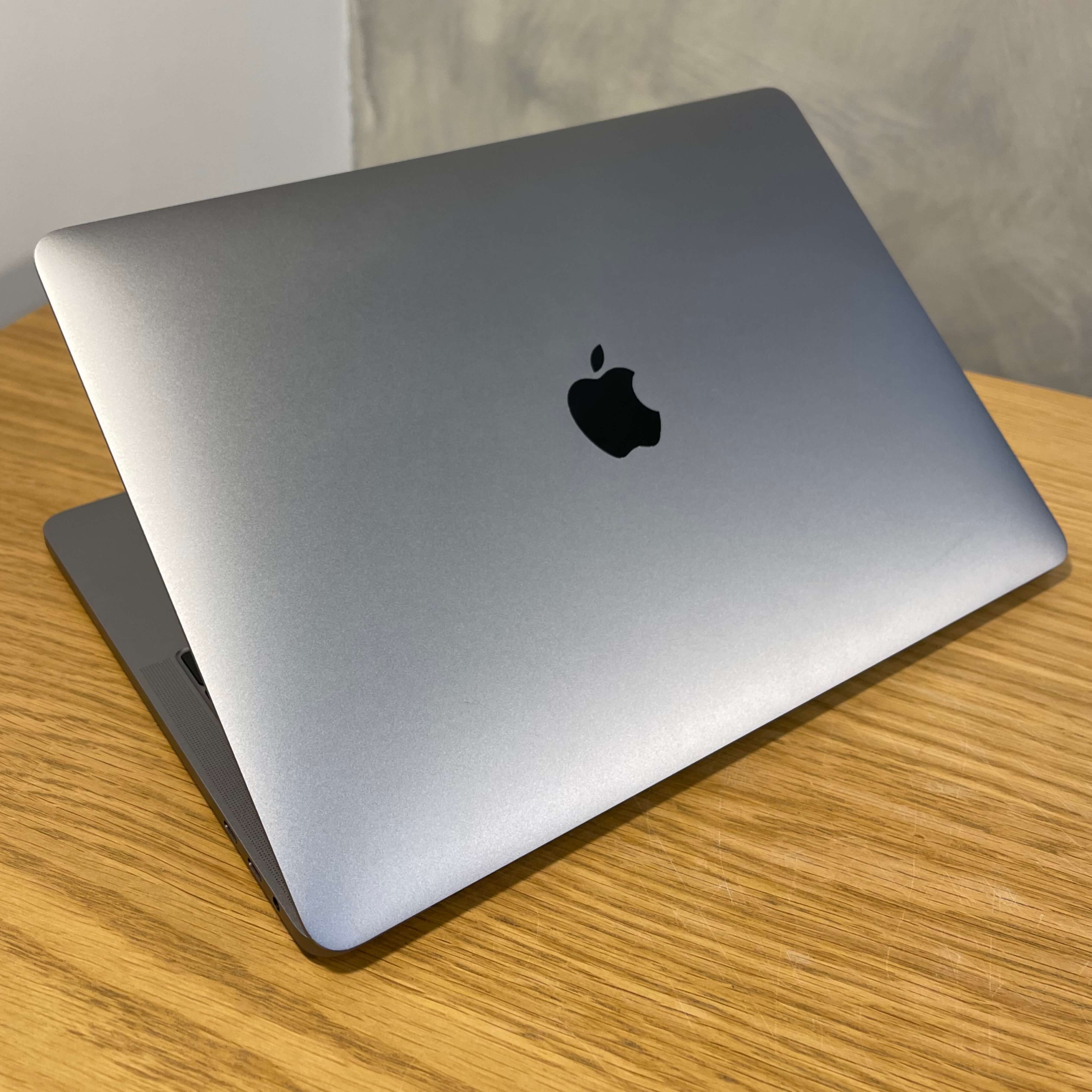 Macbook Pro 13'' Retina Touch Bar, Space Gray, i5, rok 2018, 8GB RAM, 512GB SSD