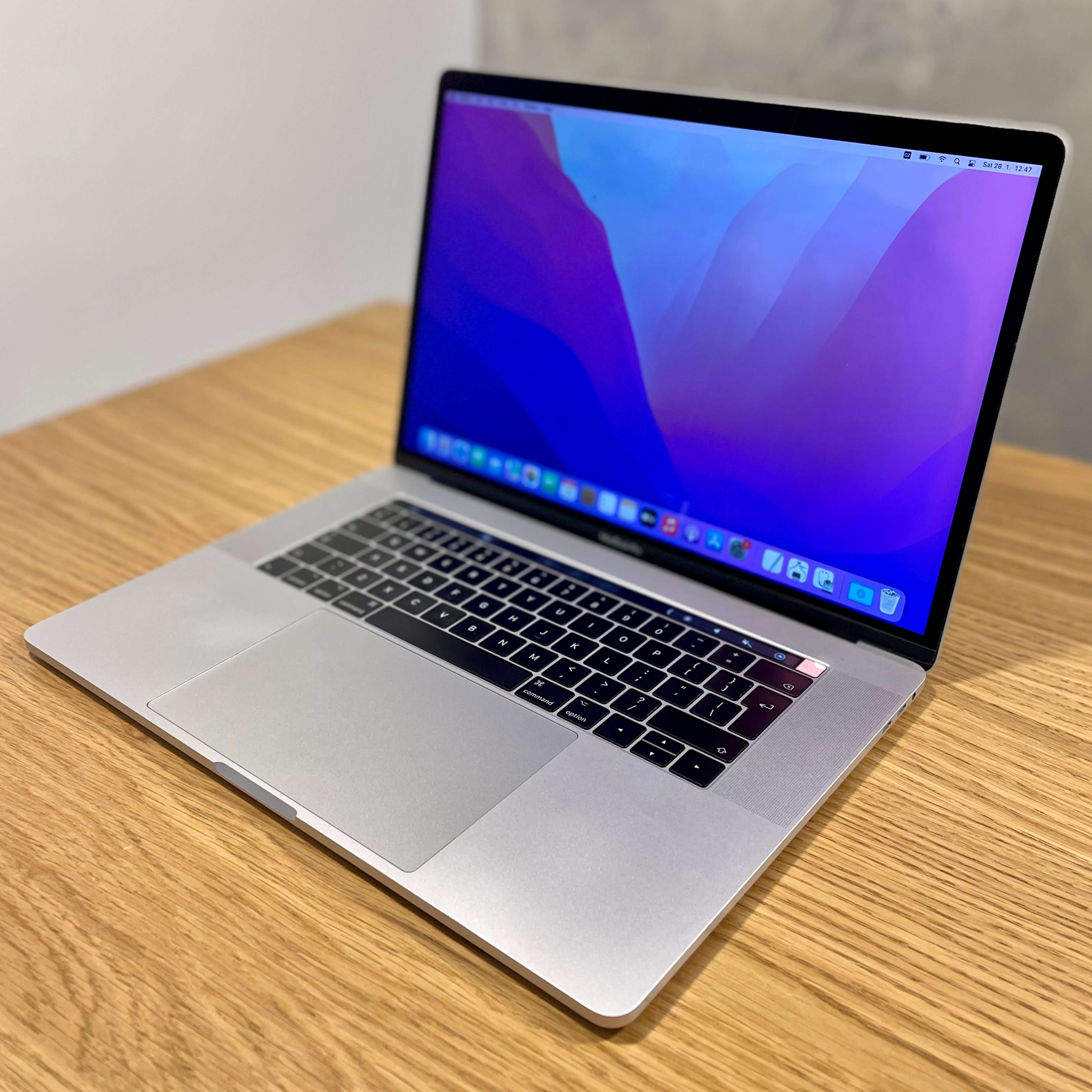 MacBook Pro 15’’ Retina Touch Bar, Silver, i7, rok 2016, 16GB RAM, 512GB SSD