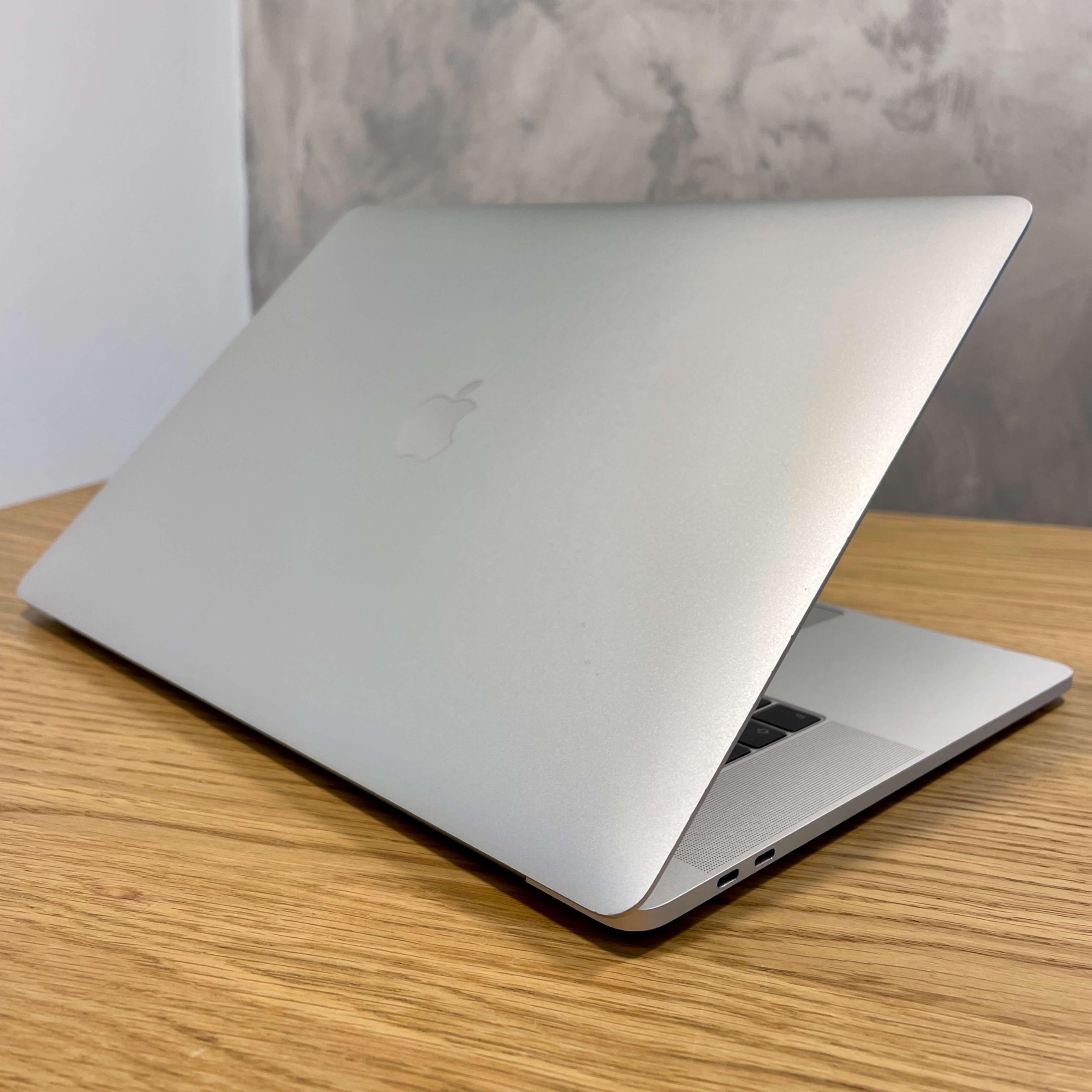 MacBook Pro 15’’  Retina Touch Bar Silver , rok 2017, i7, 16GB RAM, 512GB SSD