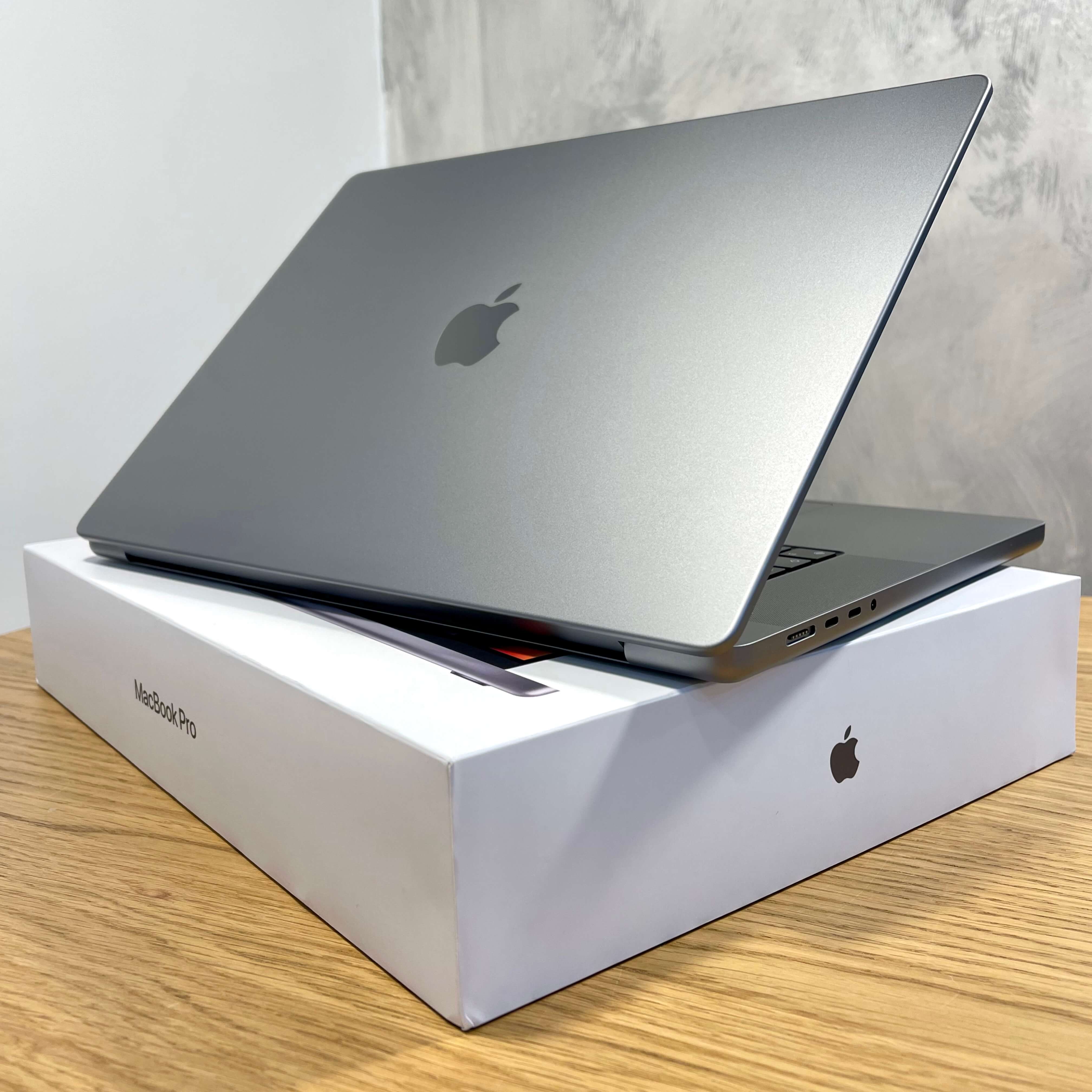 MacBook Pro 16’’ Space Gray , rok 2021, M1 Pro, 16GB RAM, 512GB SSD
