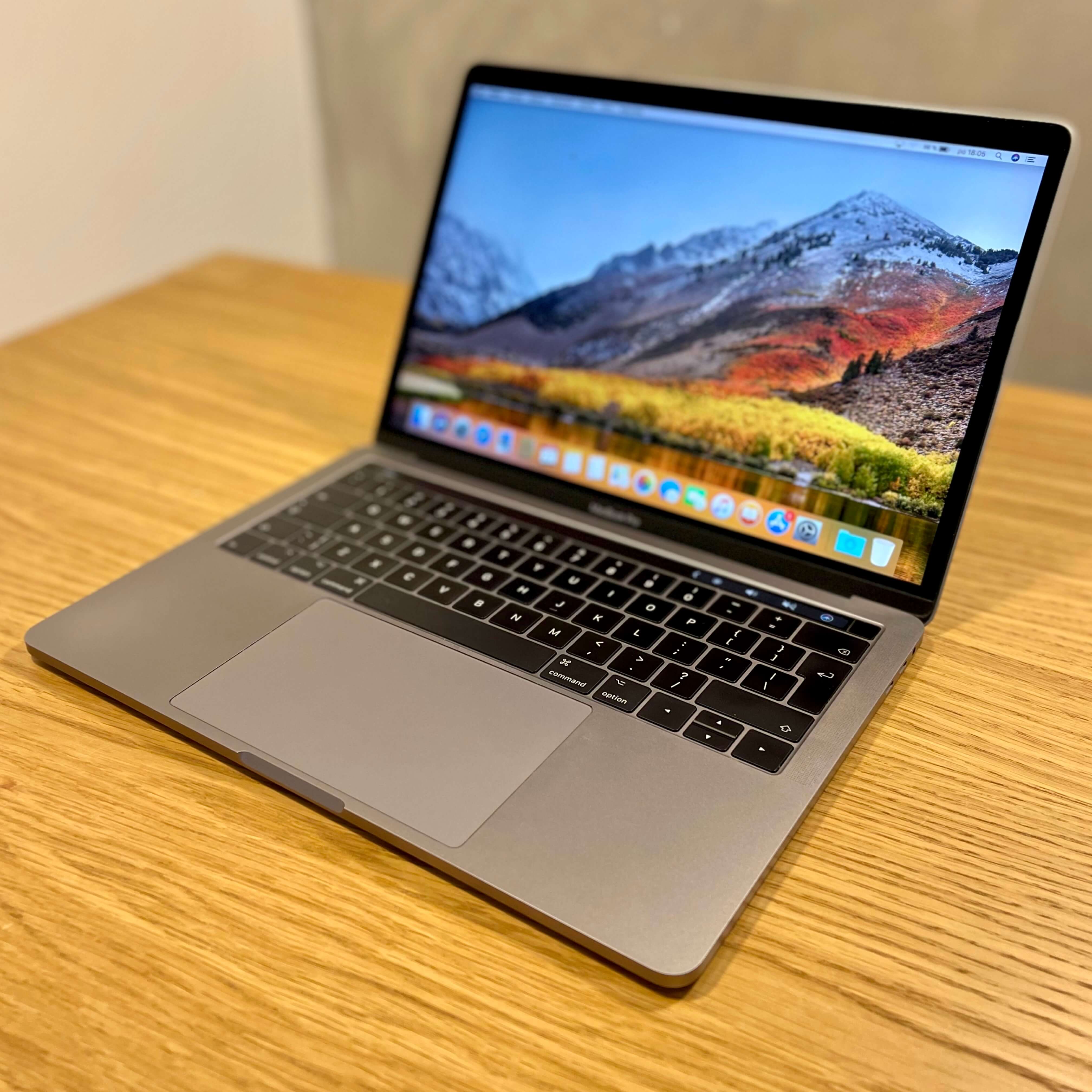 MacBook Pro 13’’ Retina Touch Bar Space Gray , rok 2017, i7, 16GB RAM, 512GB SSD