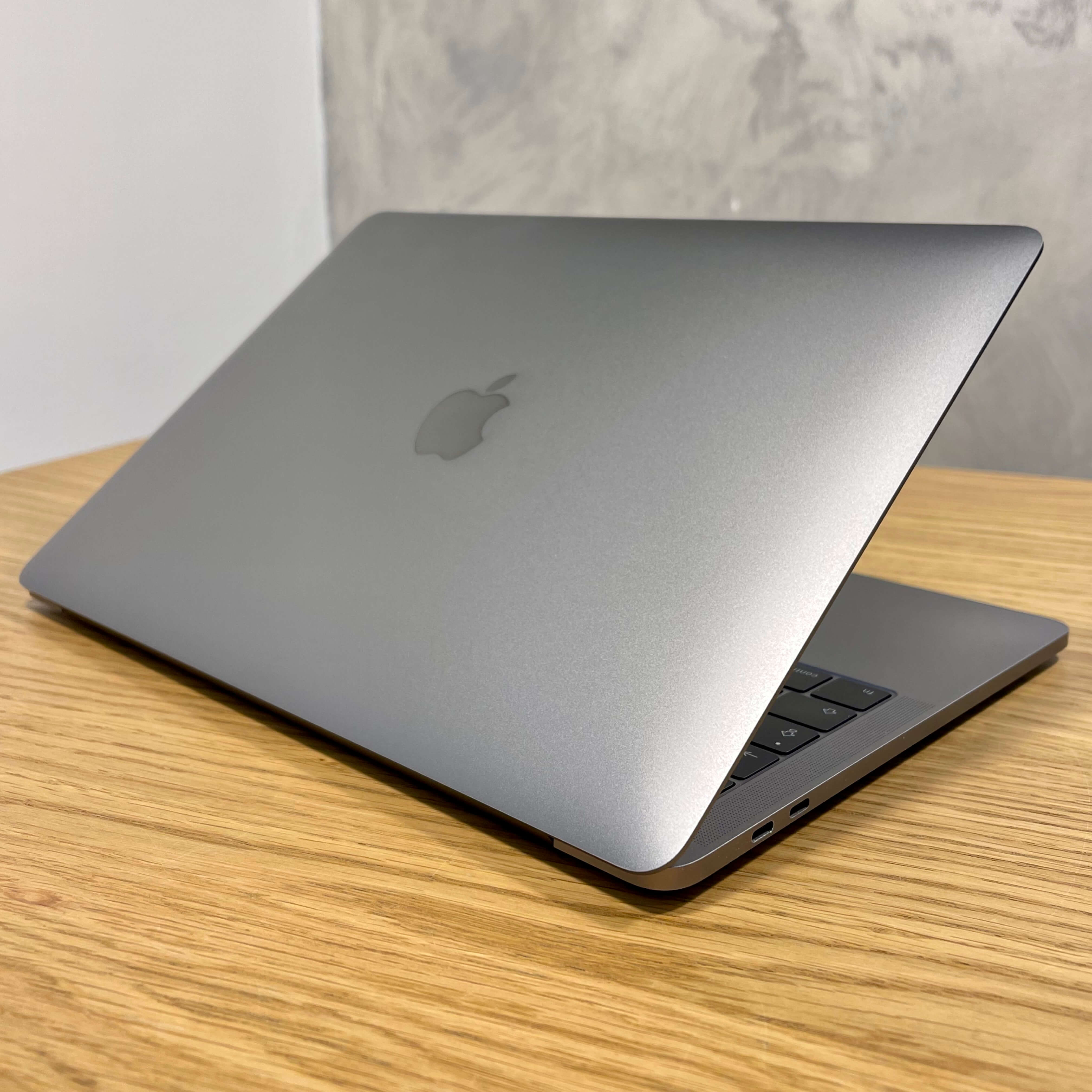 MacBook Pro 13’’ Retina Touch Bar Space Gray , rok 2017, i7, 16GB RAM, 512GB SSD