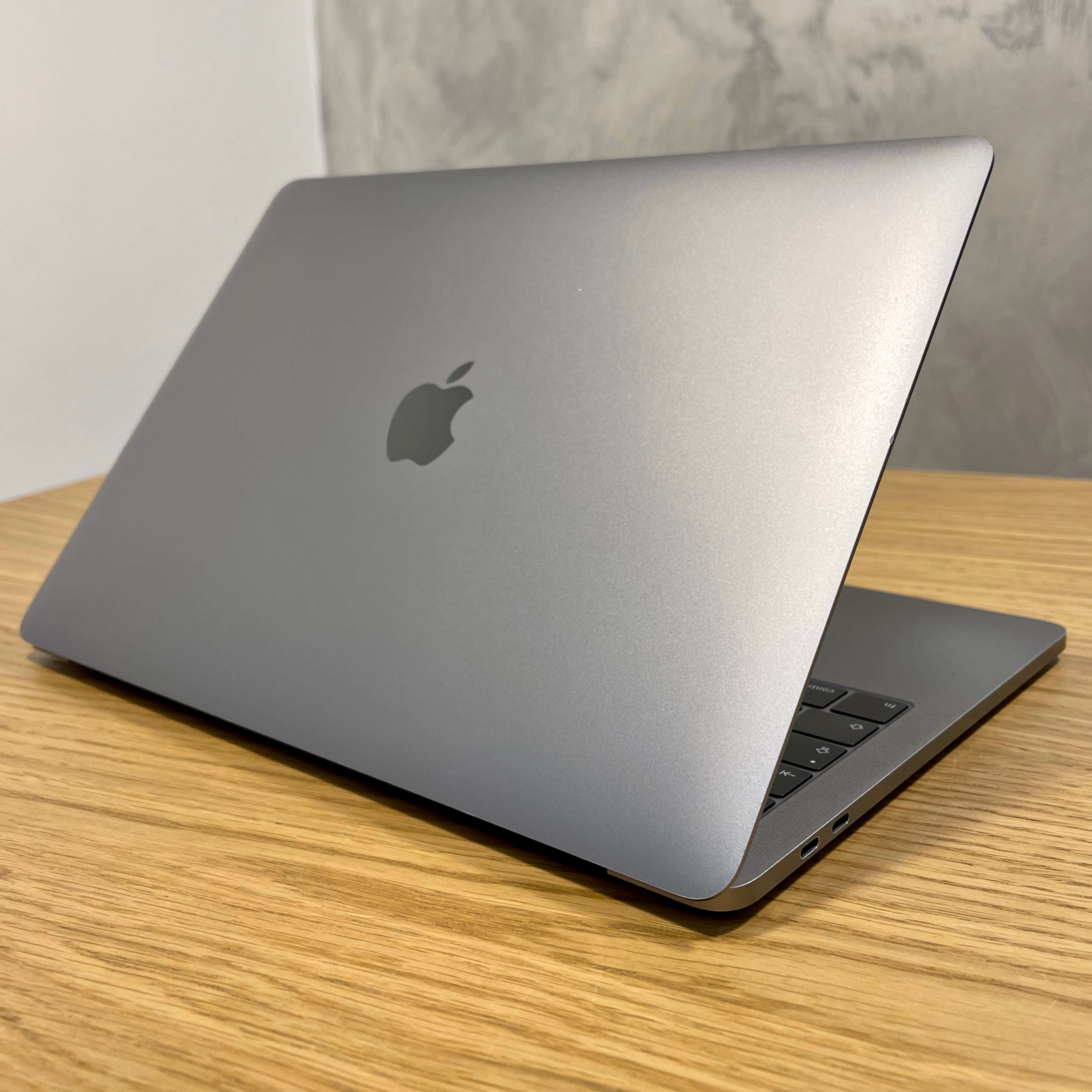 MacBook Pro 13’’ Retina Touch Bar Space Gray , rok 2019, i5, 8GB RAM, 256GB SSD
