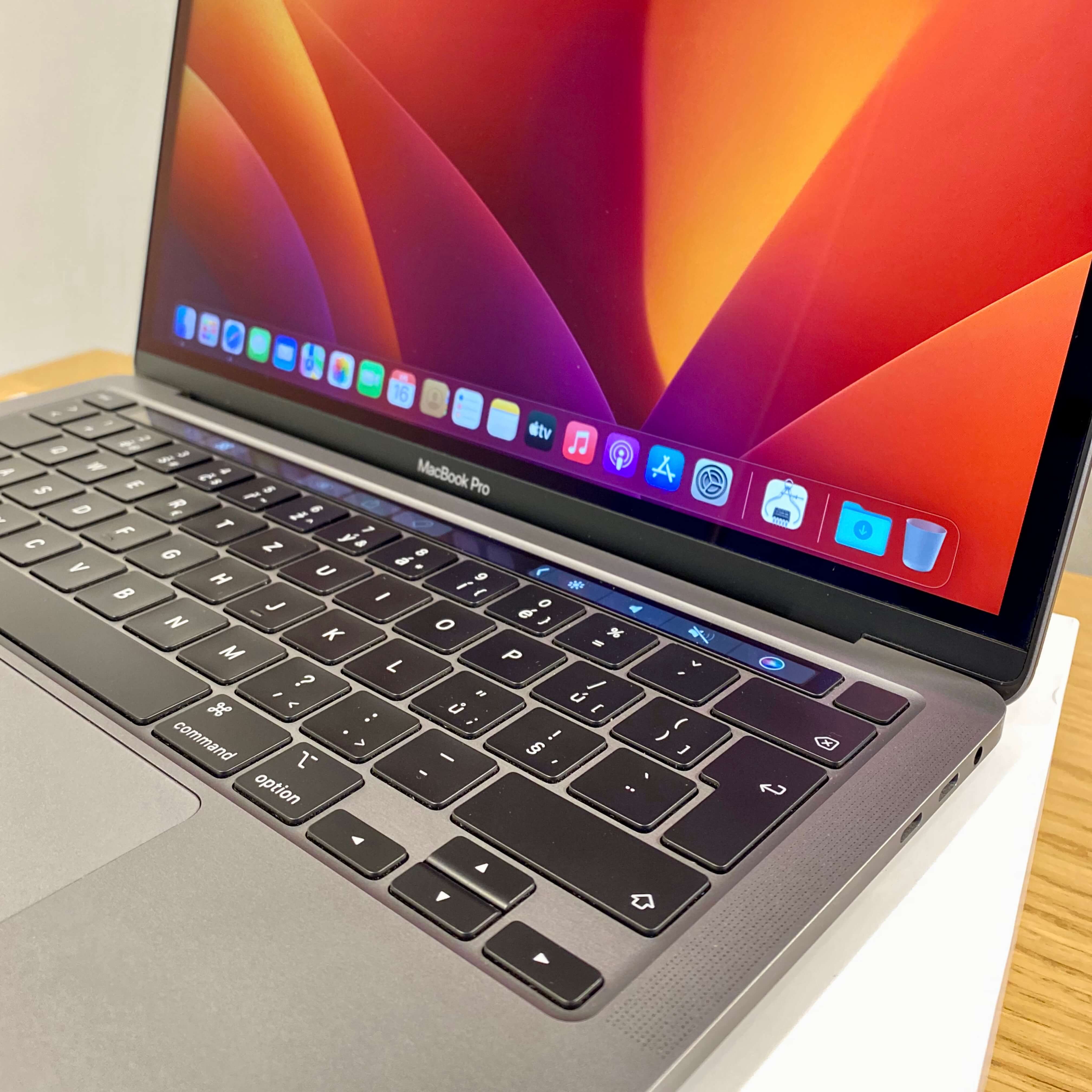 MacBook Pro 13’’ Touch Bar Space Gray, i5, rok 2020, 32GB RAM, 2TB SSD