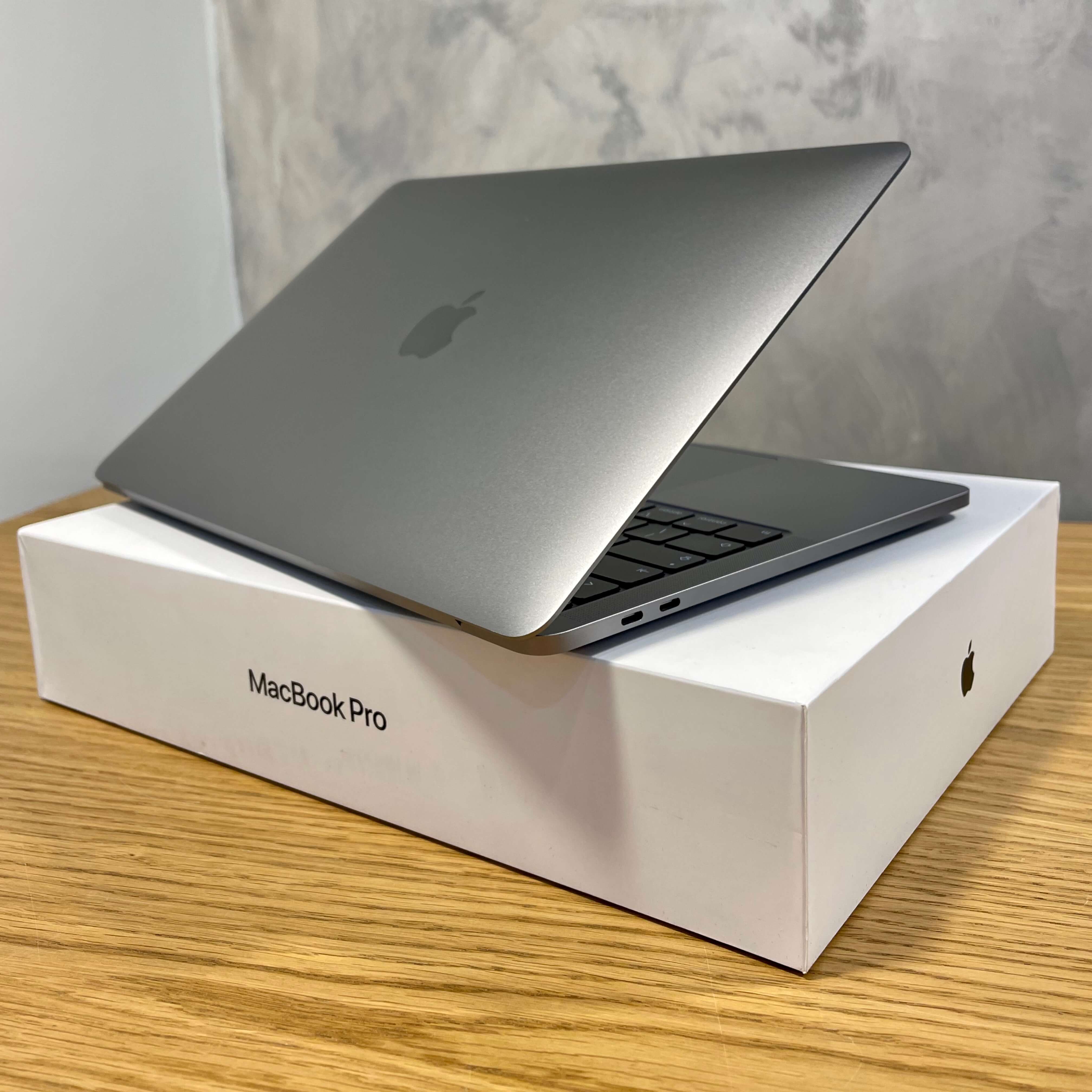 MacBook Pro 13’’ Touch Bar Space Gray , rok 2020, i5, 16GB RAM, 256GB SSD