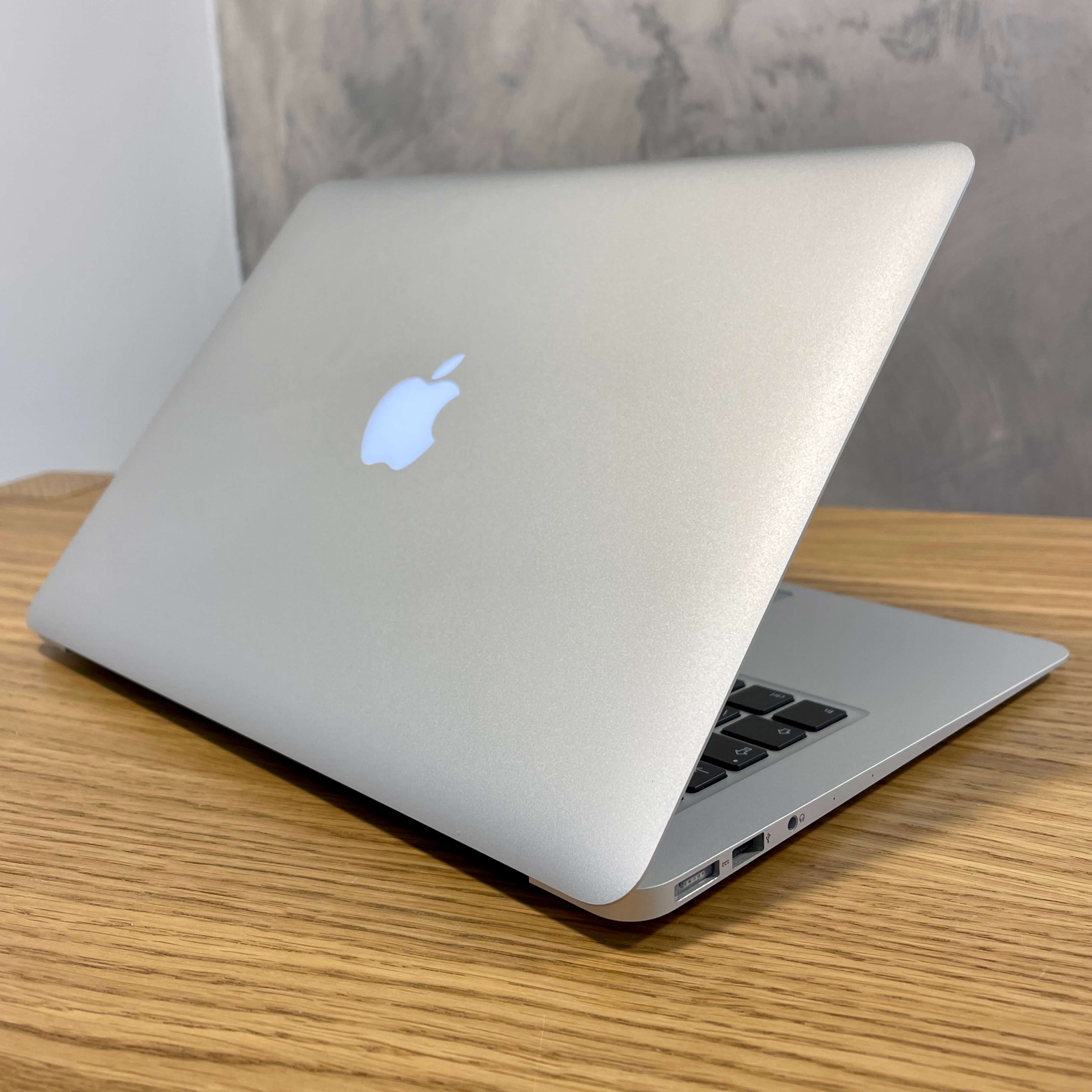 MacBook Air 13", rok 2017, i5, 8GB RAM, 128GB SSD
