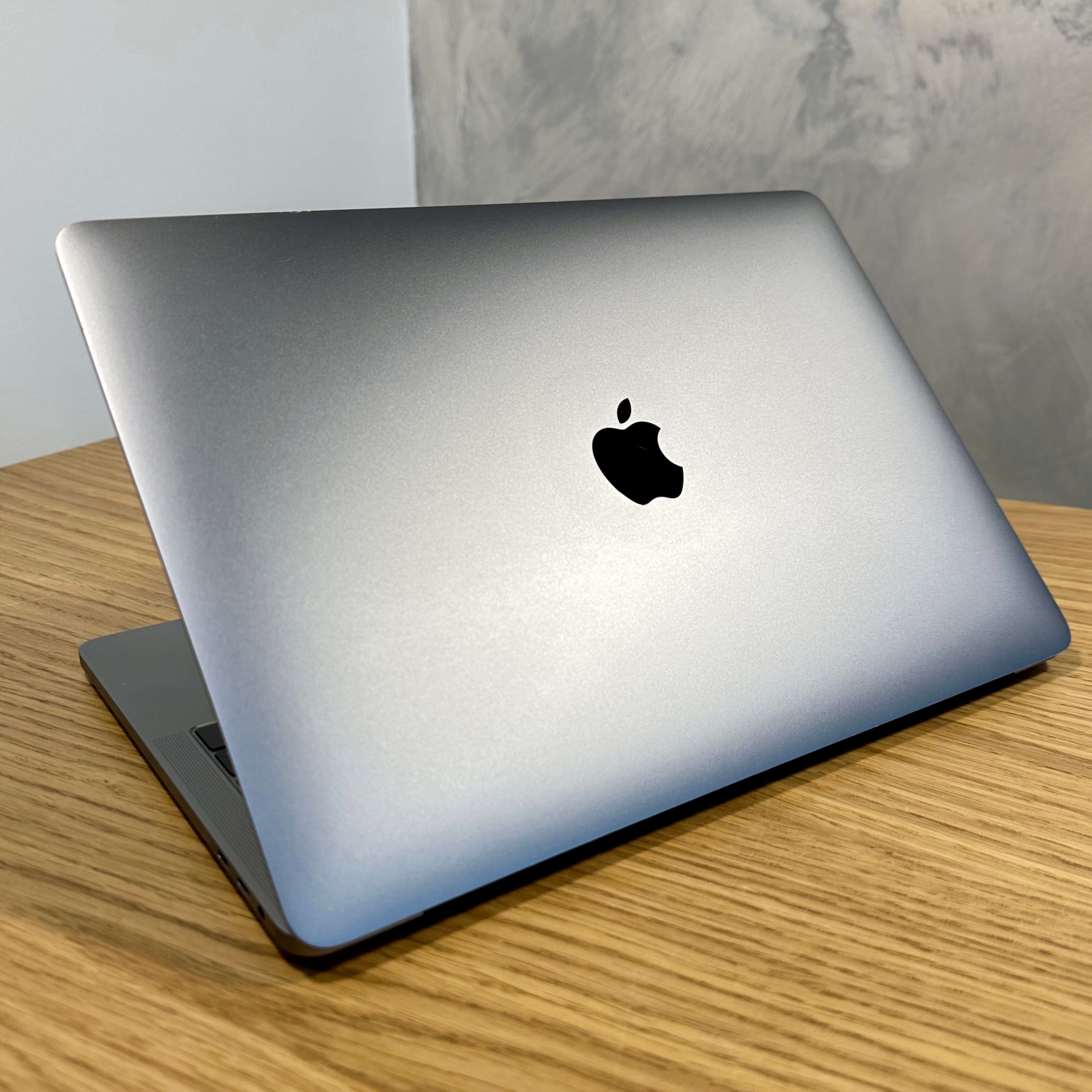 MacBook Pro 13'' Retina Touch Bar, Space Gray i5, rok 2019, 16GB RAM, 256GB SSD