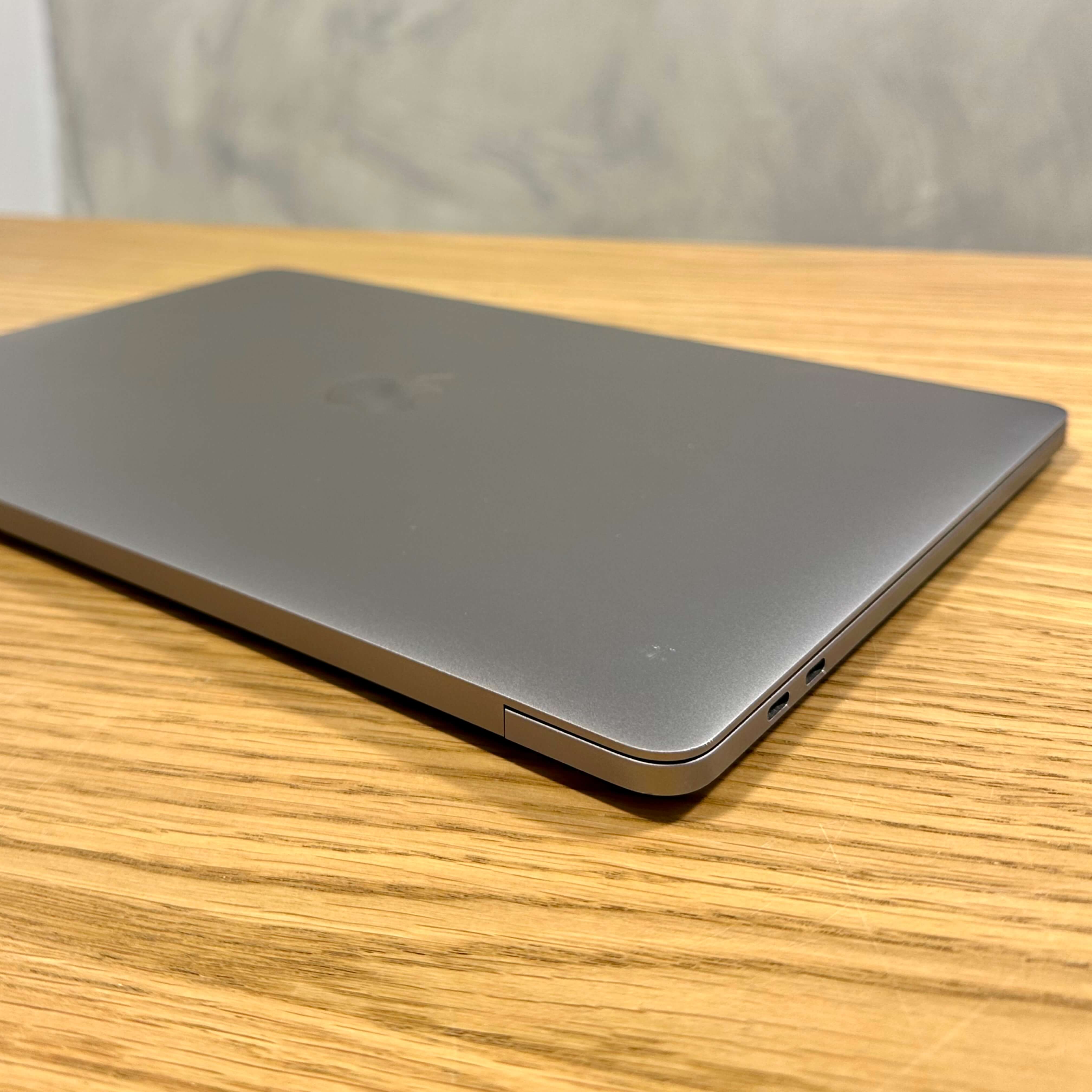 MacBook Pro 13’’ Retina Touch Bar Space Gray , rok 2018, i5, 8GB RAM, 256GB SSD