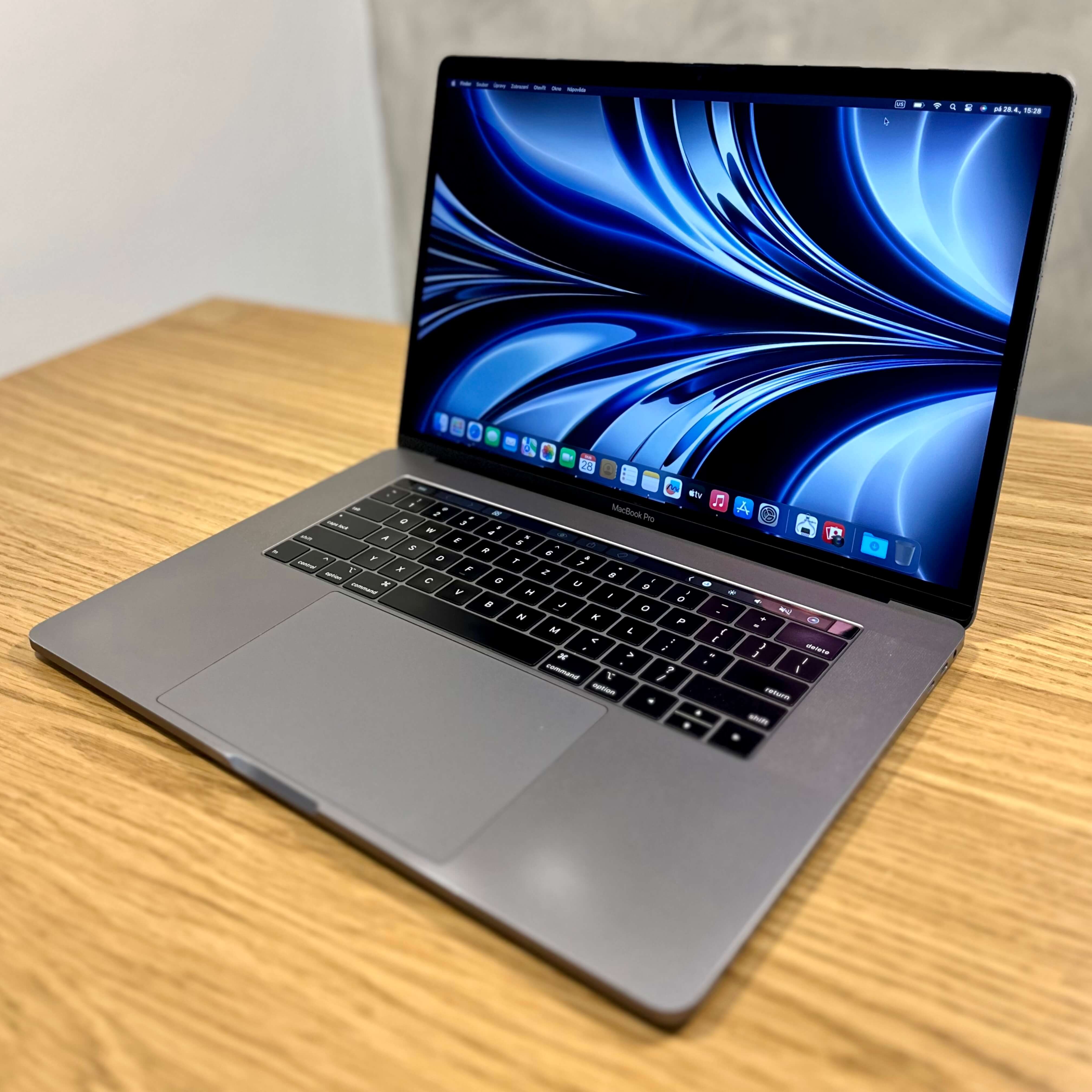 MacBook Pro 15’’ Retina Touch Bar Space Gray , rok 2018, i7, 16GB RAM, 256GB SSD