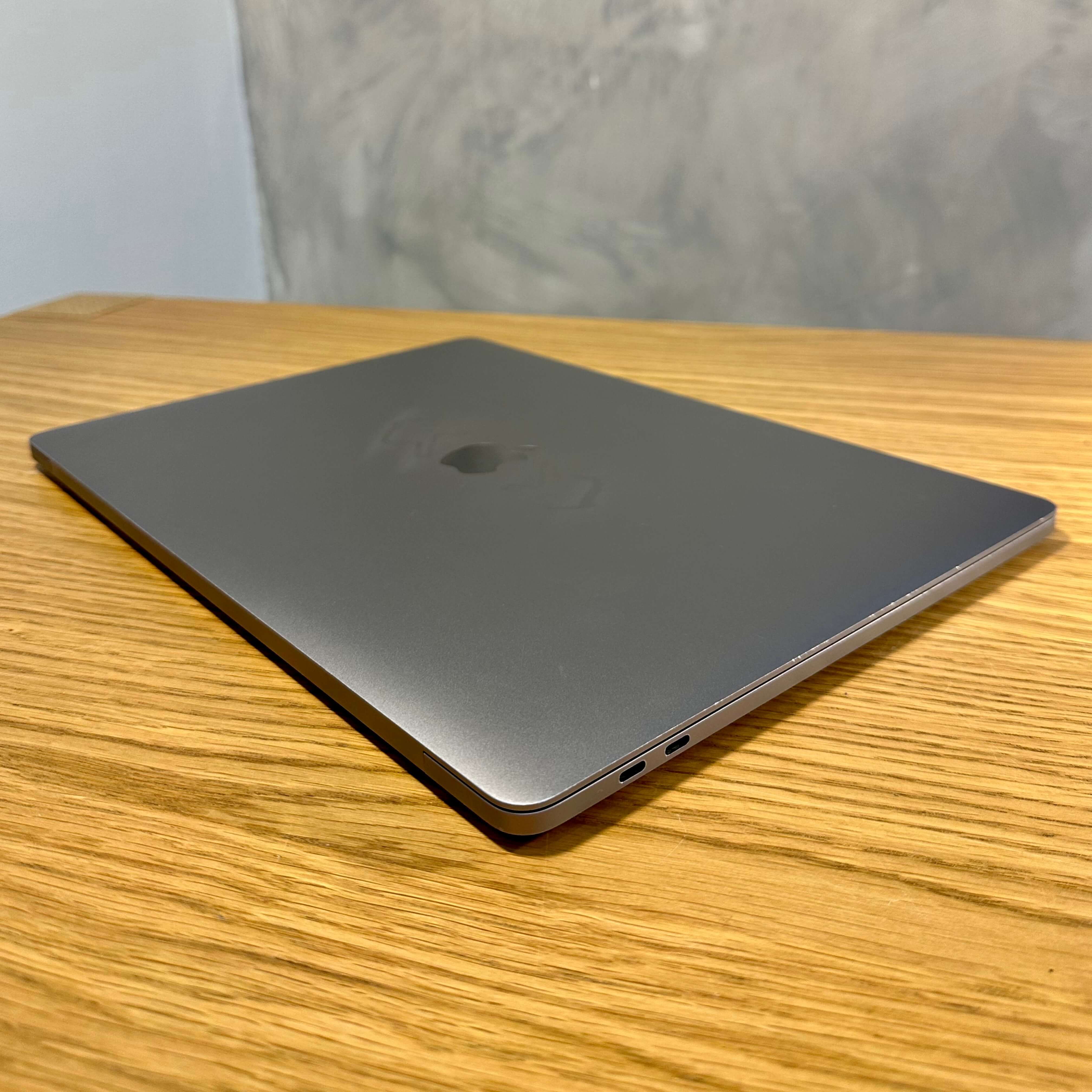 MacBook Pro 15’’ Retina Touch Bar Space Gray , rok 2018, i7, 16GB RAM, 256GB SSD