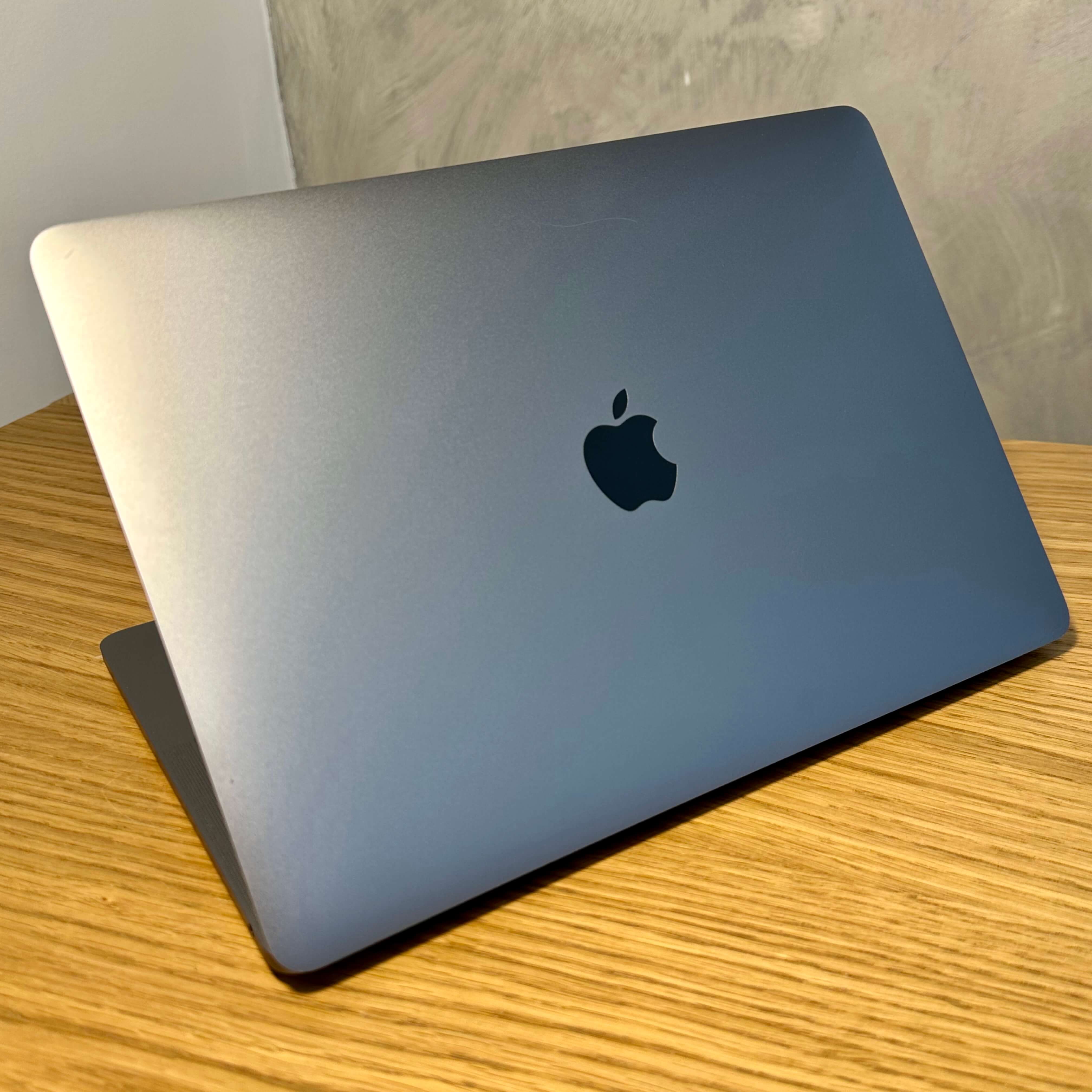 MacBook Pro 13¨ Touch Bar Space Gray , rok 2020, i5, 8GB RAM, 512GB SSD