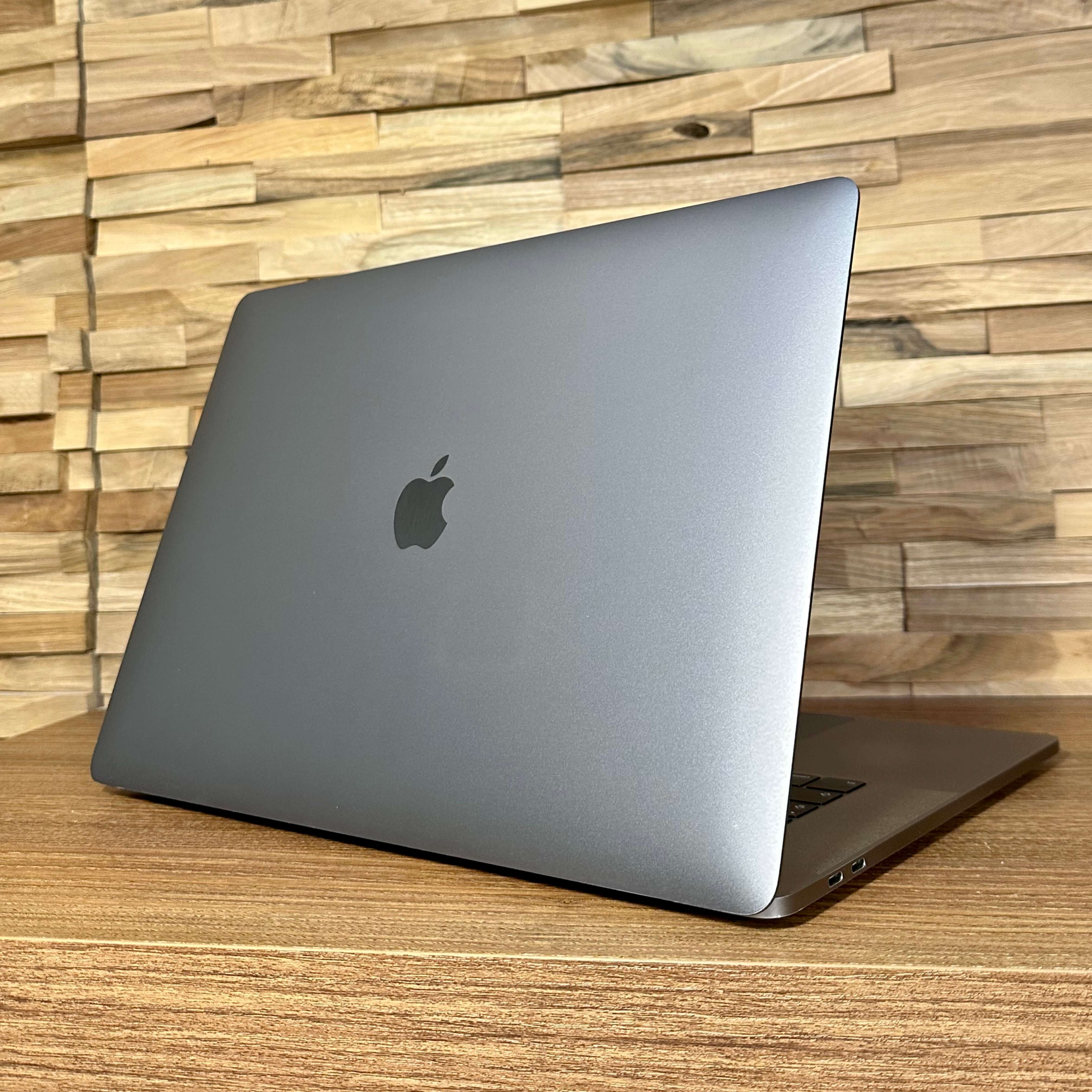 MacBook Pro 15’’ Retina Touch Bar Space Gray, i9, rok 2018, 32GB RAM, 1TB SSD