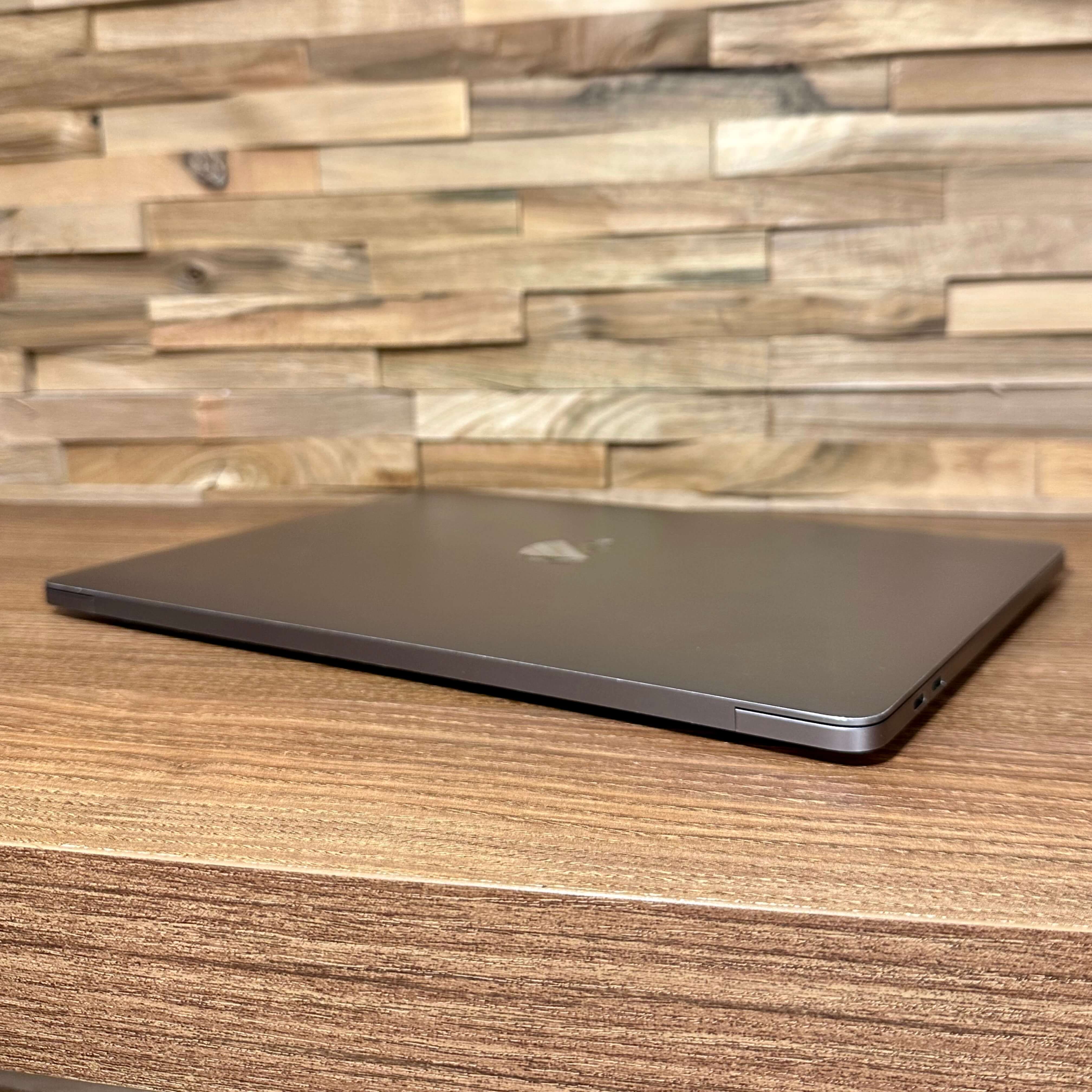 MacBook Pro 13’’ Retina Touch Bar Space Gray, i7, rok 2017, 16GB RAM, 1TB SSD