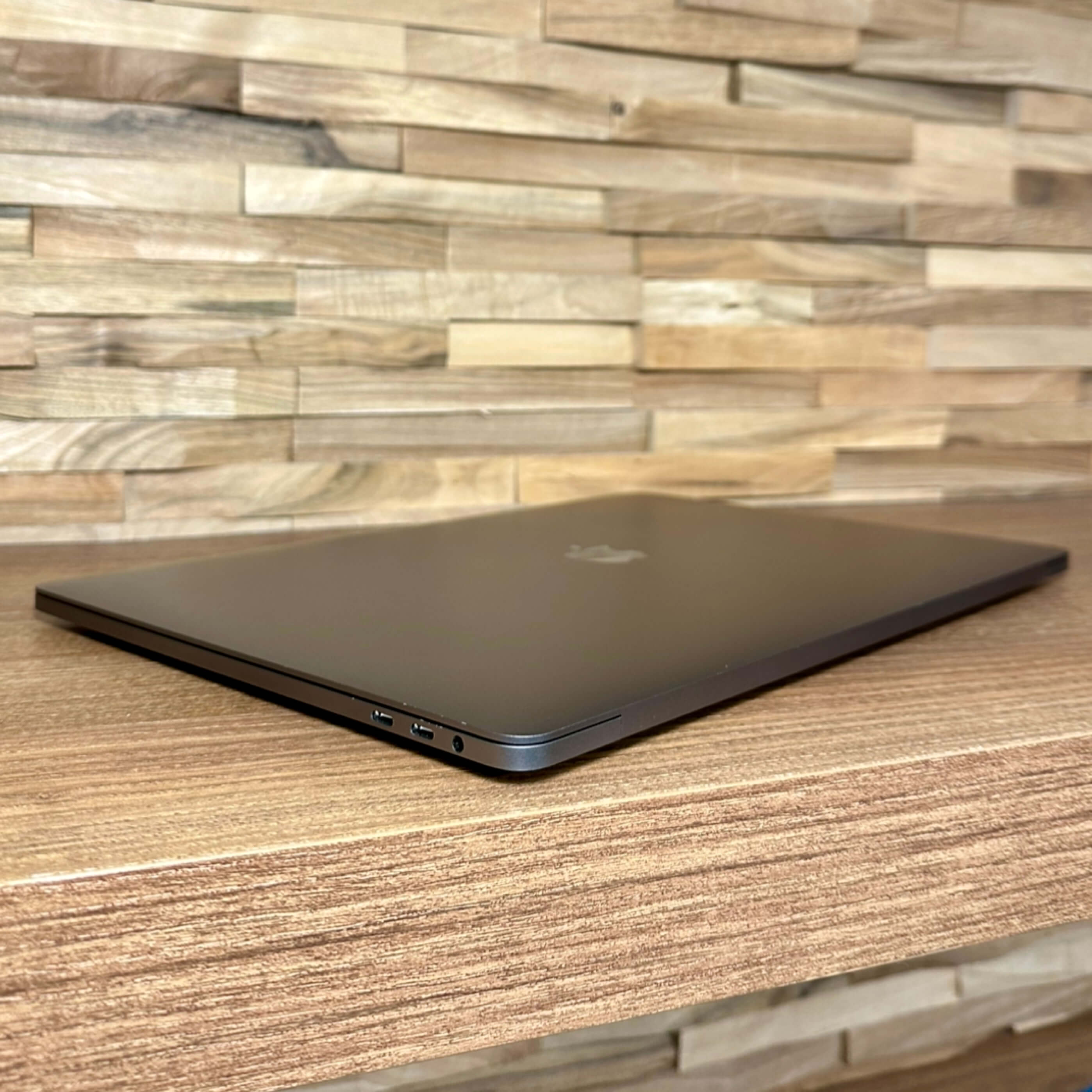 MacBook Pro 15¨ Touch Bar Space Gray, i9, rok 2018, 16GB RAM, 1TB SSD