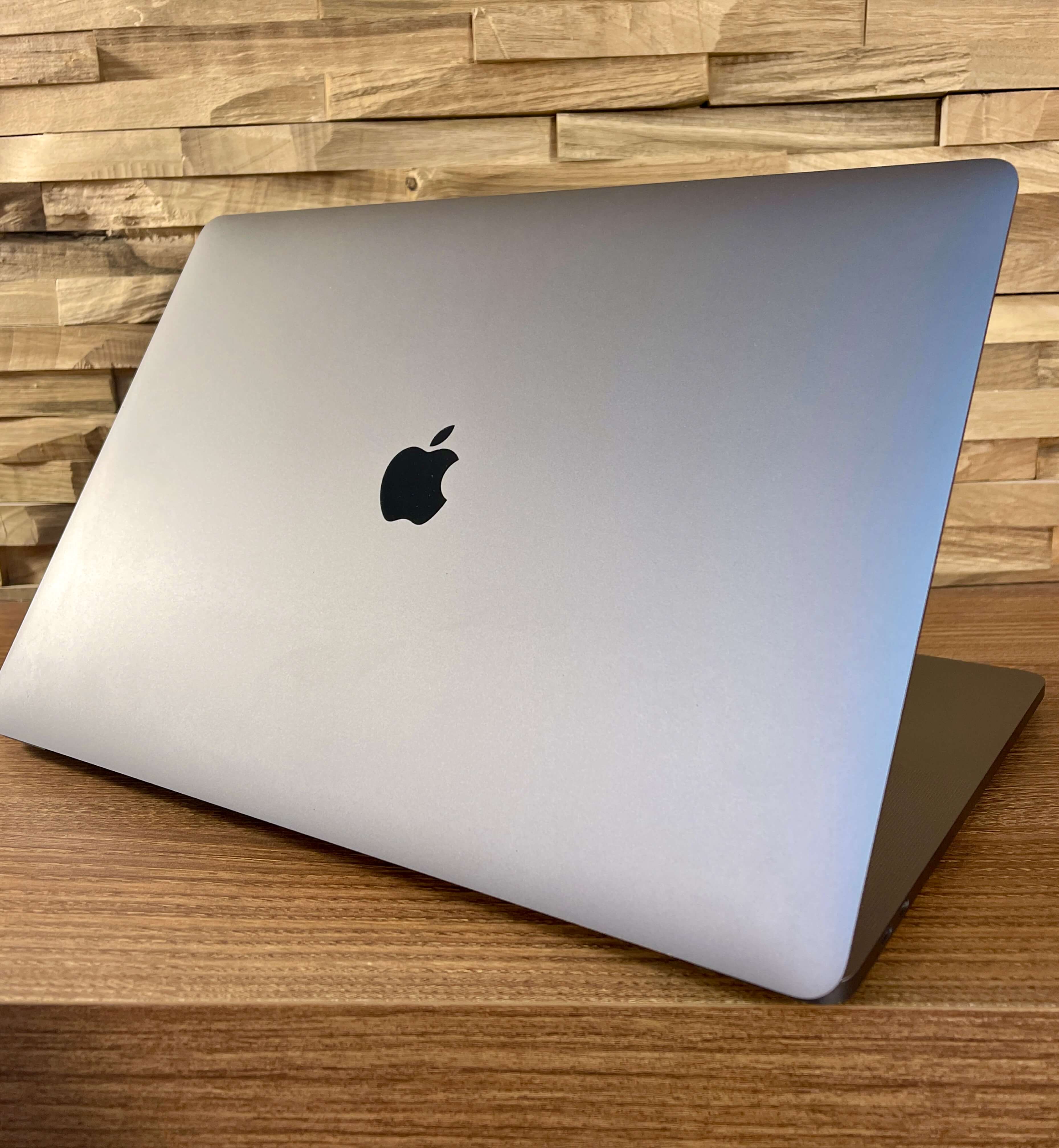 MacBook Pro 16¨ Space Gray, i7, rok 2019, 32GB RAM, 1TB SSD