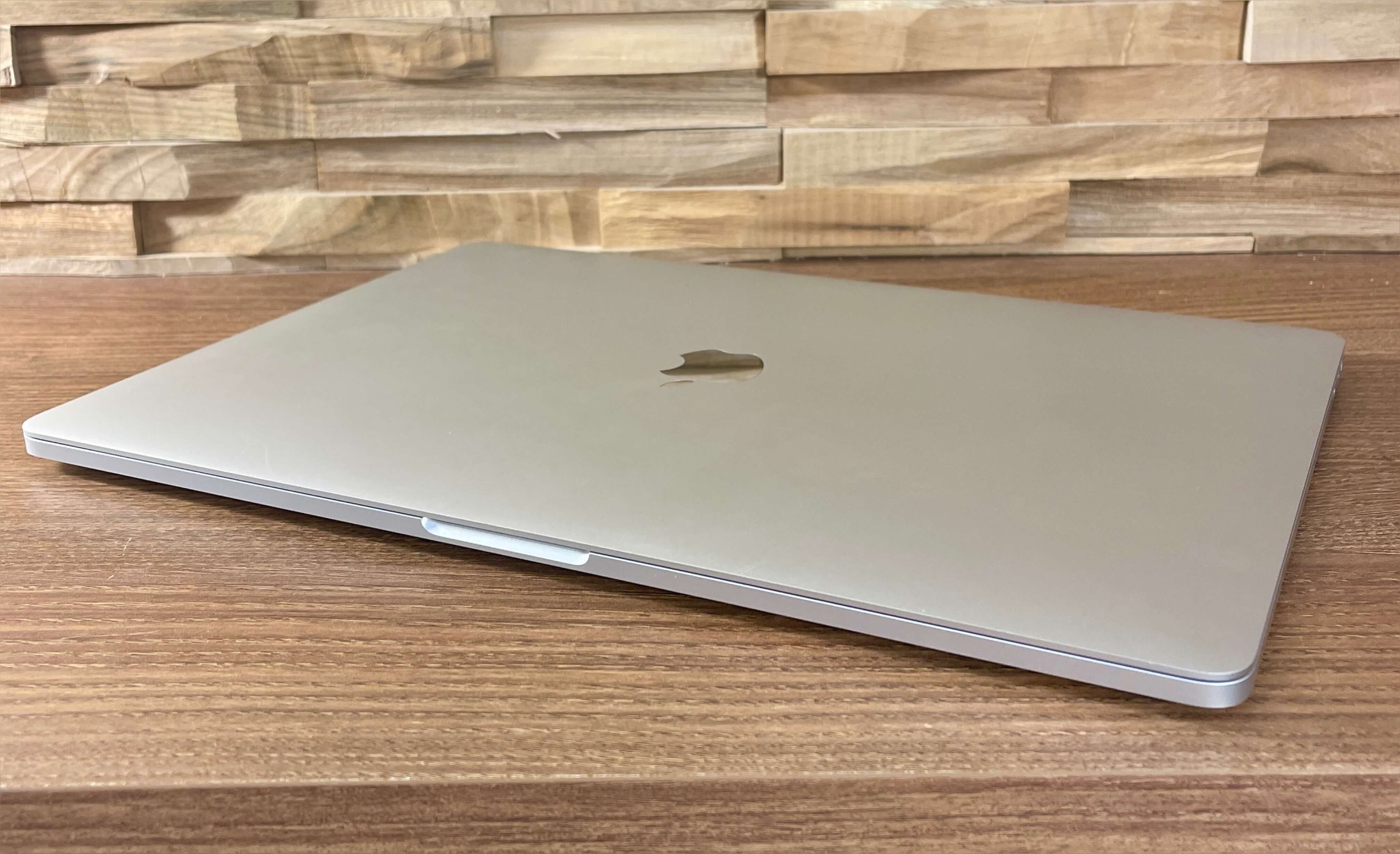 MacBook Pro 15¨ Touch Bar Silver, i7, rok 2017, 16GB RAM, 512GB SSD