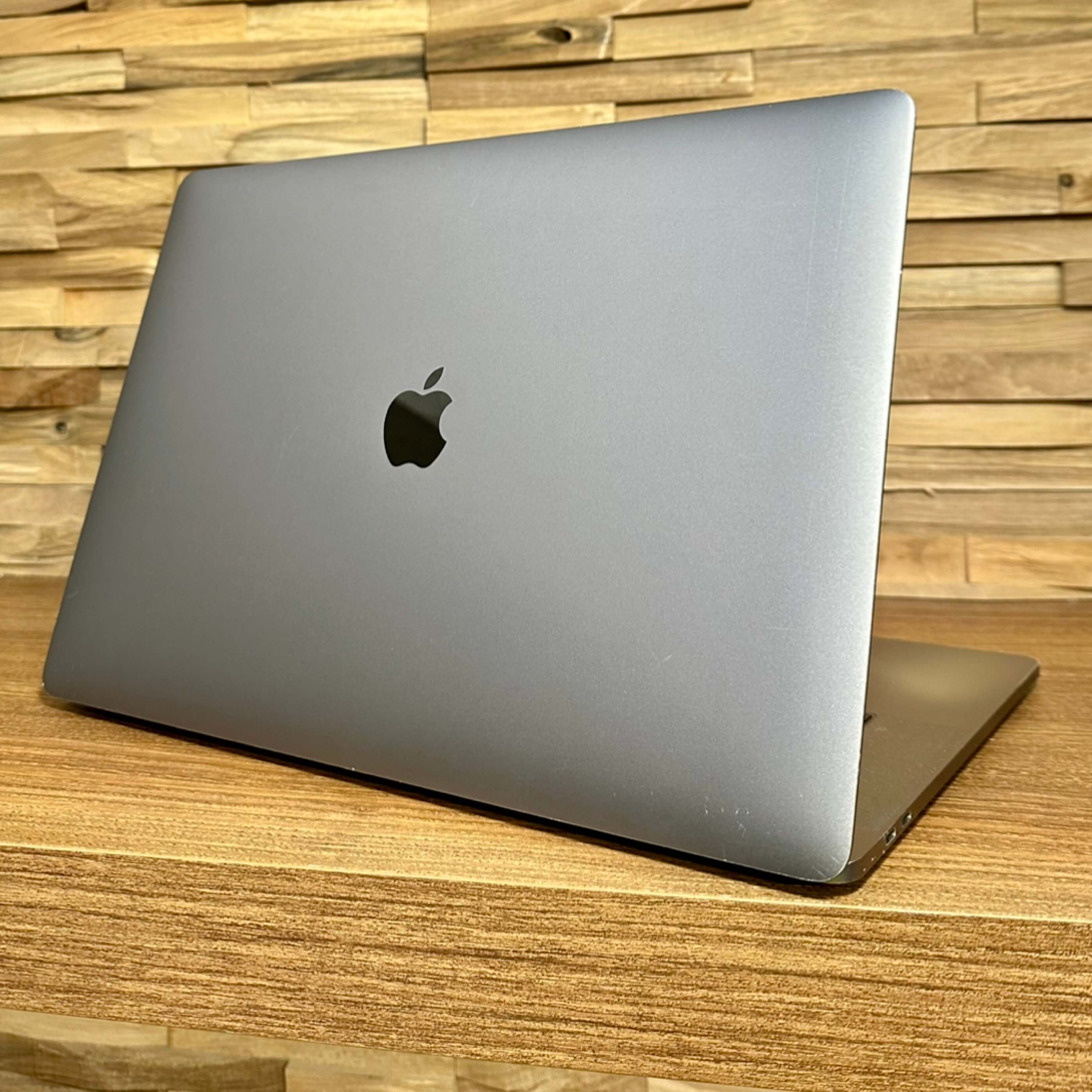 MacBook Pro 15¨ Touch Bar Space Gray, i7, rok 2017, 16GB RAM, 512GB SSD