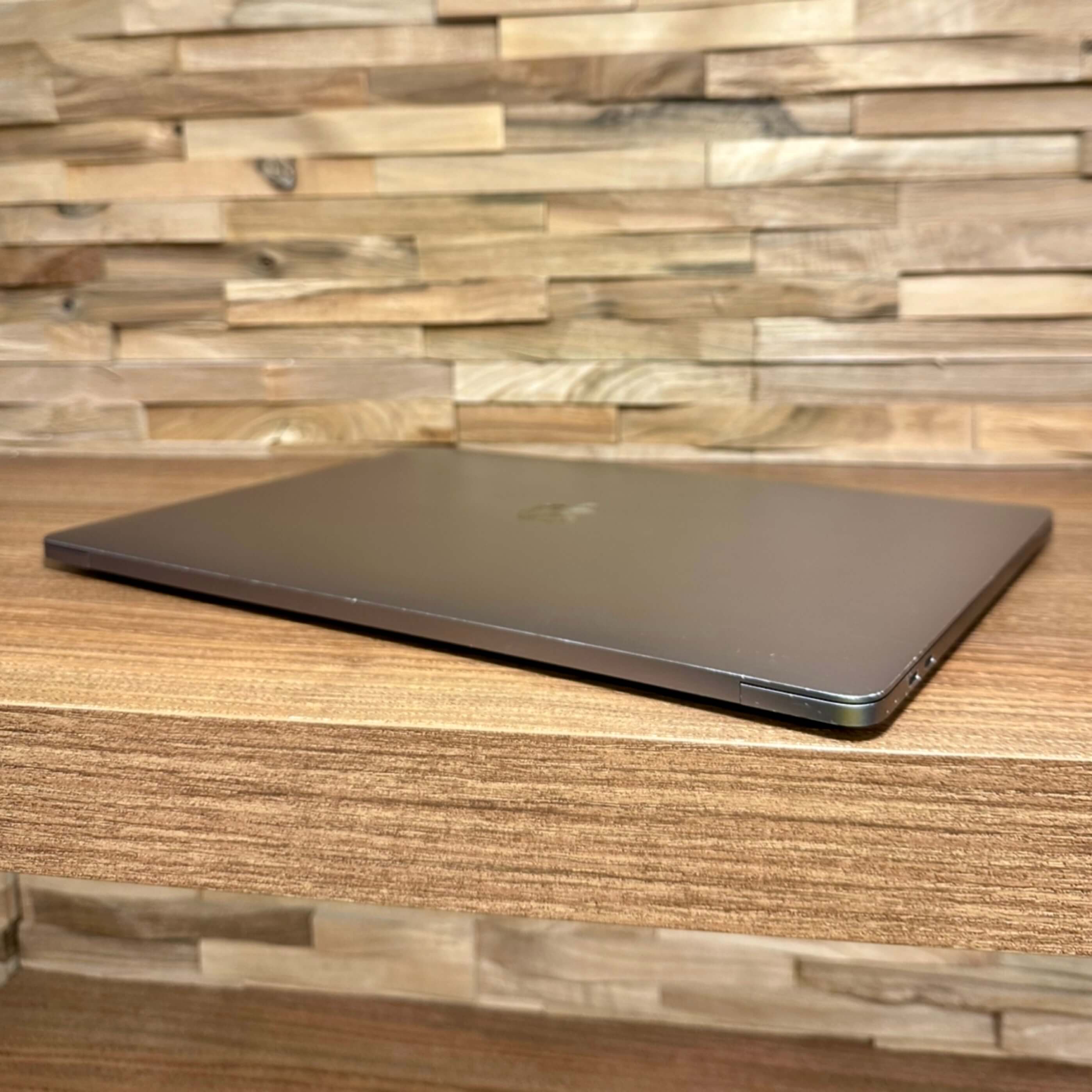 MacBook Pro 15¨ Touch Bar Space Gray, i7, rok 2017, 16GB RAM, 512GB SSD
