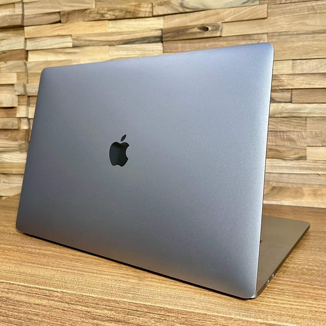 MacBook Pro 15¨ Touch Bar Space Gray, i7, rok 2016, 16GB RAM, 256GB SSD