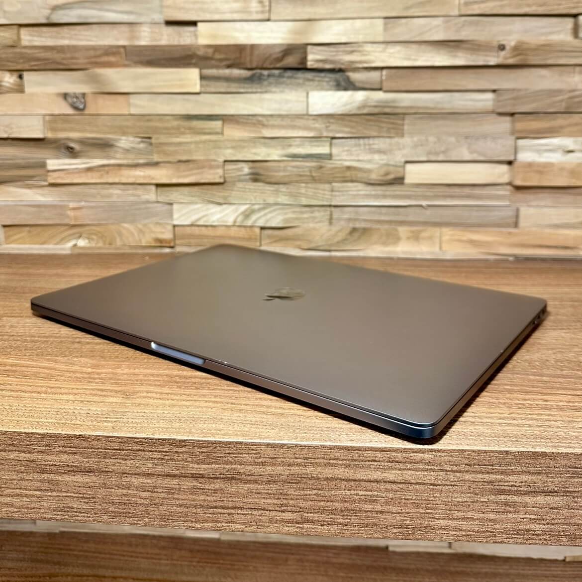MacBook Pro 15¨ Touch Bar Space Gray, i7, rok 2017, 16GB RAM, 1TB SSD