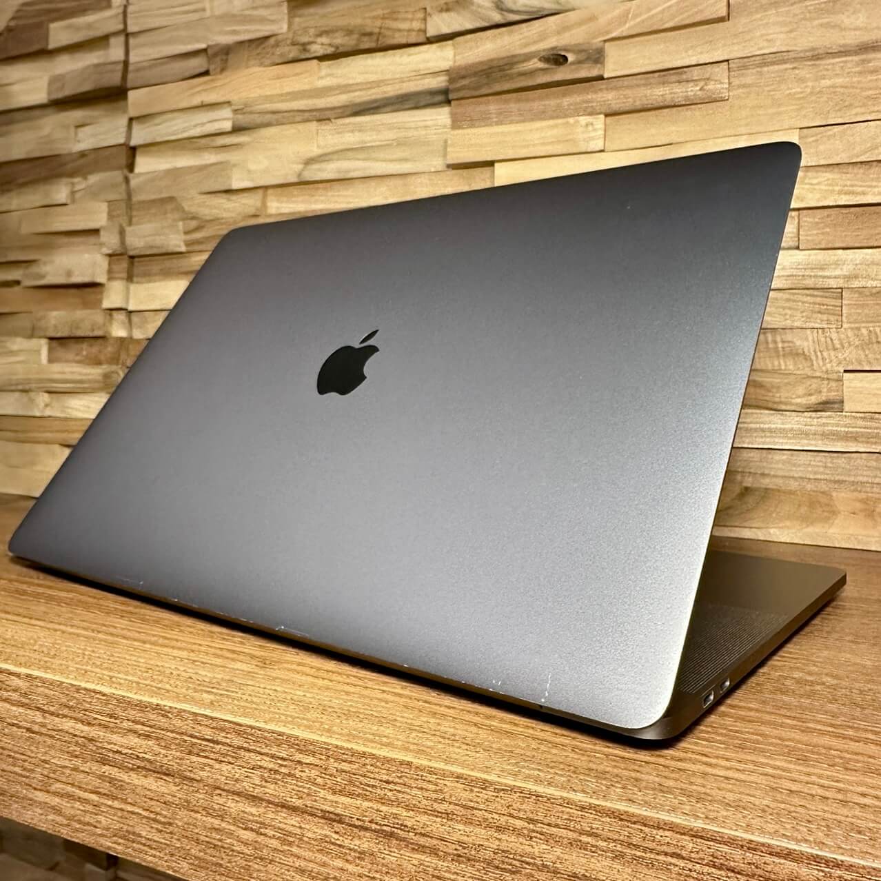 MacBook Pro 15’’ Touch Bar, Space Gray, i7, rok 2017, 16GB RAM, 1TB SSD