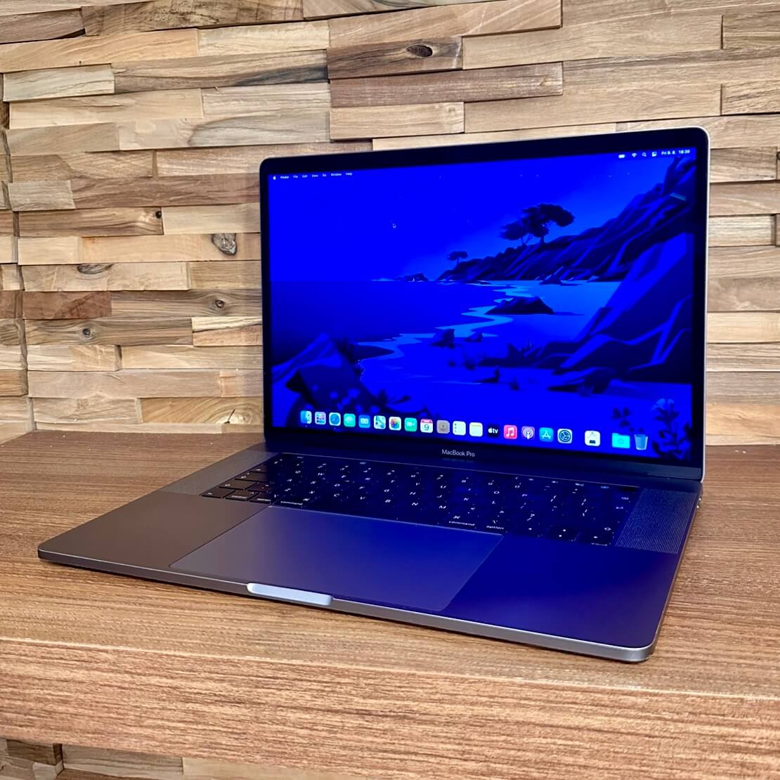 MacBook Pro 15¨ Touch Bar Space Gray, i7, rok 2018, 16GB RAM, 512GB SSD