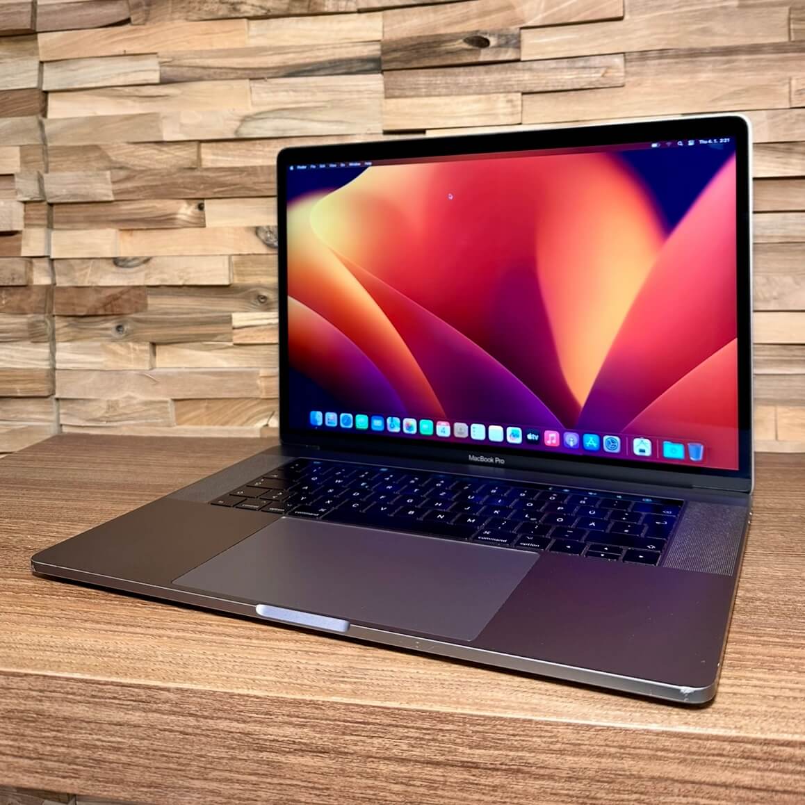 MacBook Pro 15¨ Retina Touch Bar Space Gray, i7, rok 2017, 16GB RAM, 512GB SSD  NOVÁ BATERIE