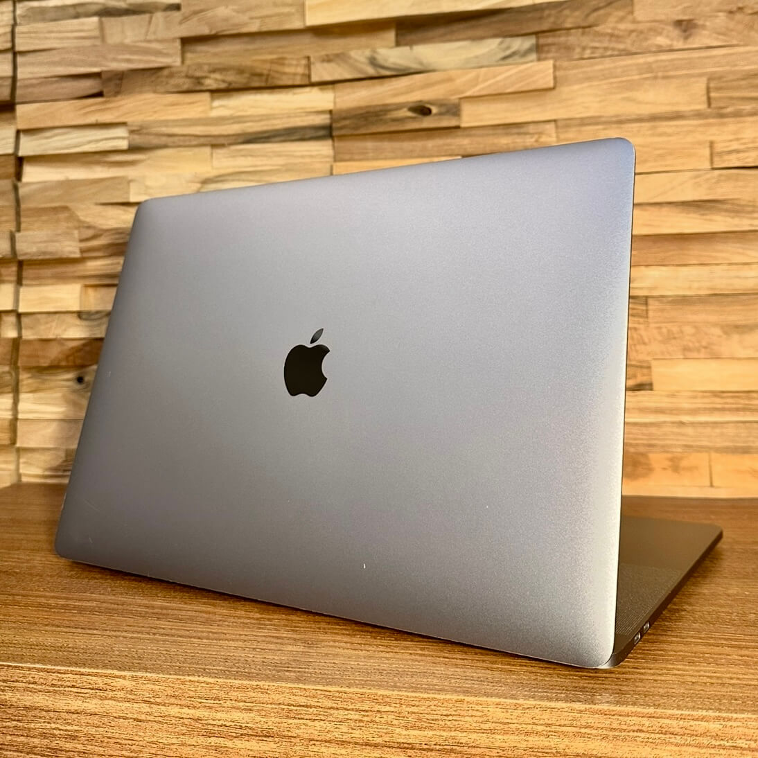 MacBook Pro 15¨ Retina Touch Bar Space Gray, i7, rok 2017, 16GB RAM, 512GB SSD  NOVÁ BATERIE